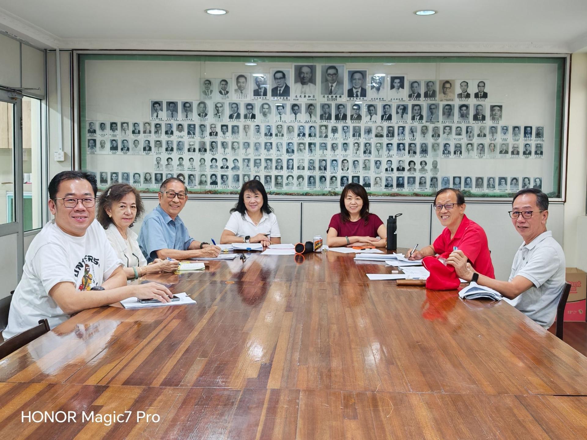 晋汉斯省大埔同乡会文教组组员评审2026年度会员子女学优奖励金申请表格时摄。