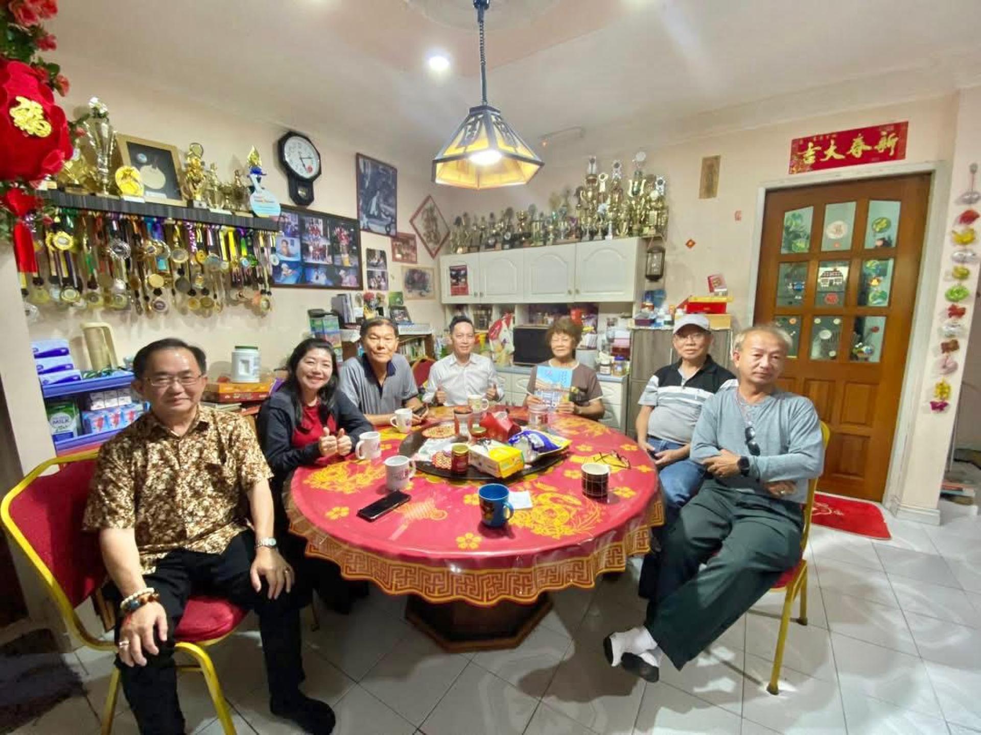 左二会长陈丽珍，右三、笔名夜星之文友林玉枝等人合影