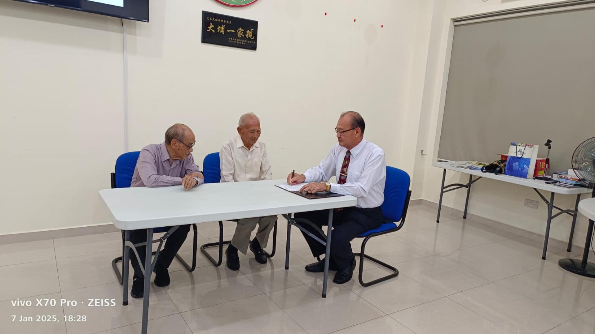 汶莱大埔同乡会主席刘志宏在名誉主席谢鸿发监视下签署委任状