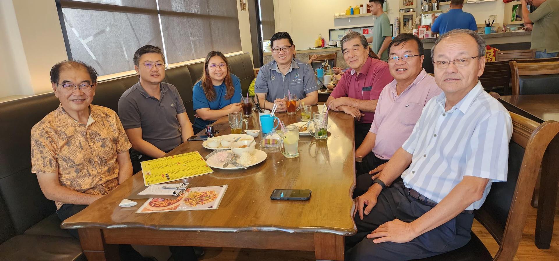 砂拉越范氏公会北砂联络处举办新春团拜暨敬老会的筹备会合影。中者为筹备会主席市议员范宏祥以及左1为市议员范发椿。