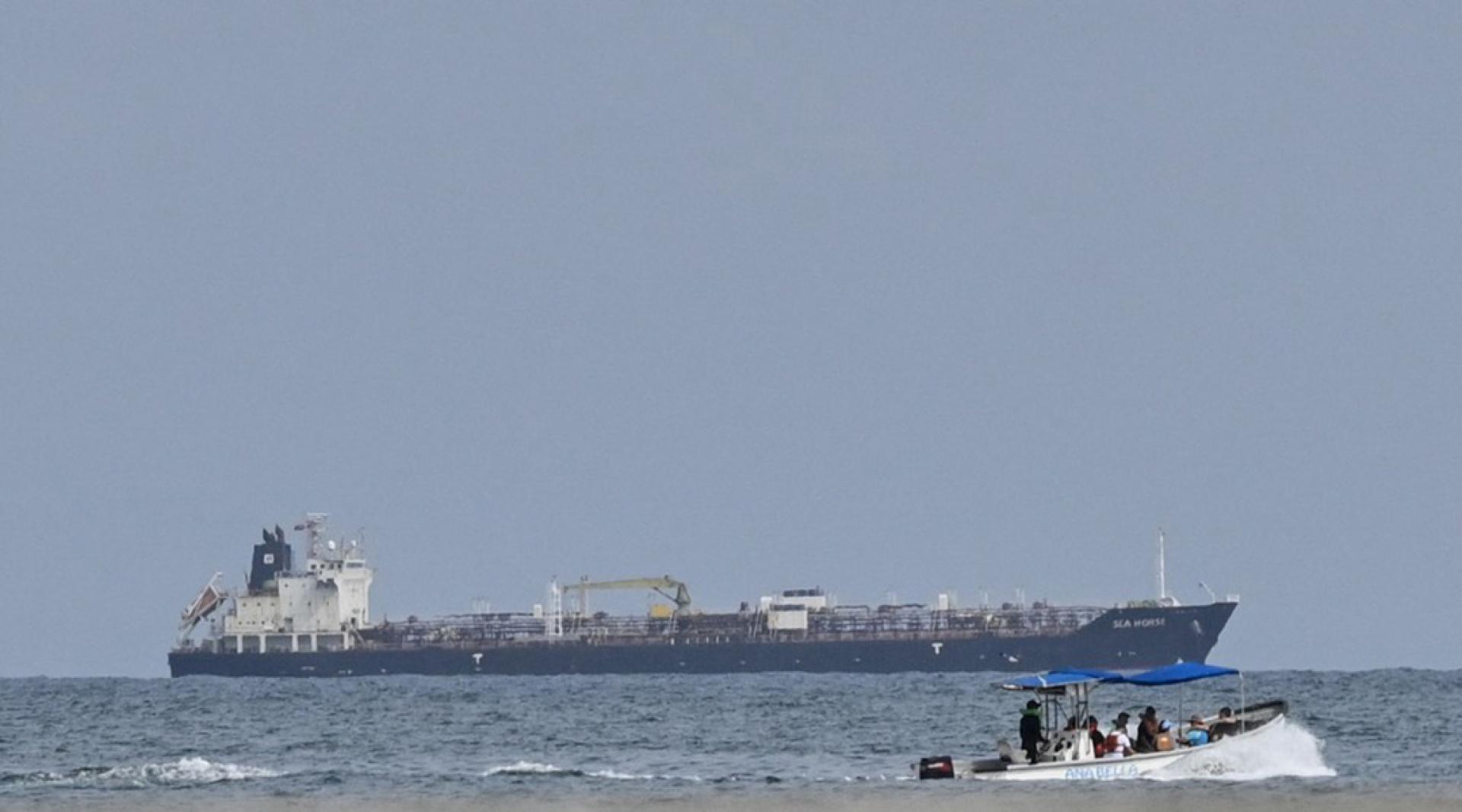 俄罗斯油轮、悬挂香港旗的“海马号”，原计划载有20万桶燃料前往古巴，但后来改道前往委内瑞拉。