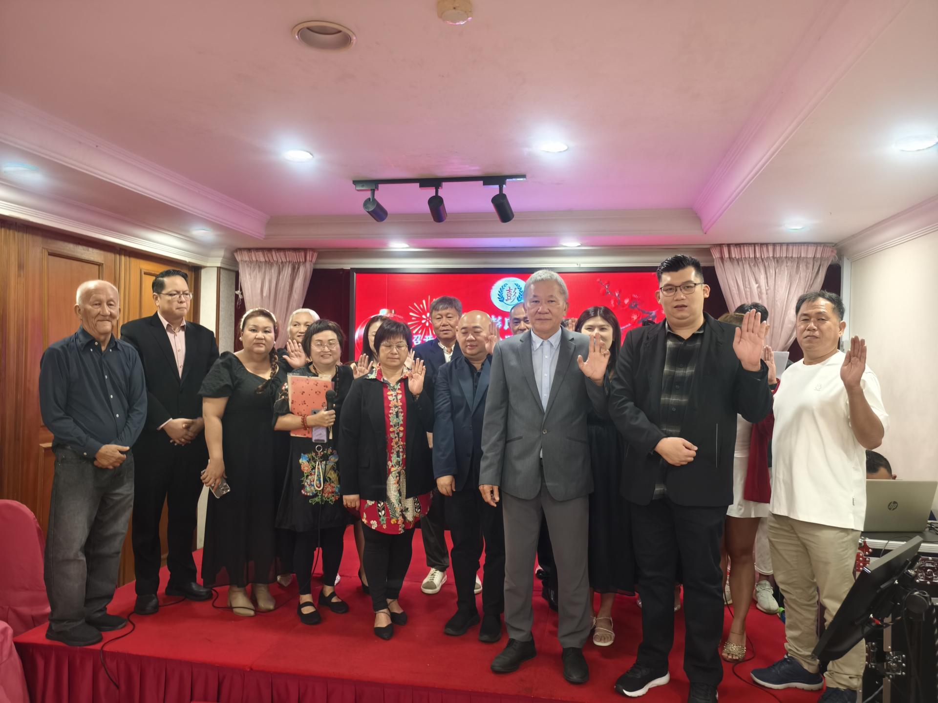 美里彭氏宗亲会第11届（2026至2027年度）理事宣誓就职，左起为创会会长彭伟明及名誉顾问彭小菶主持监誓。