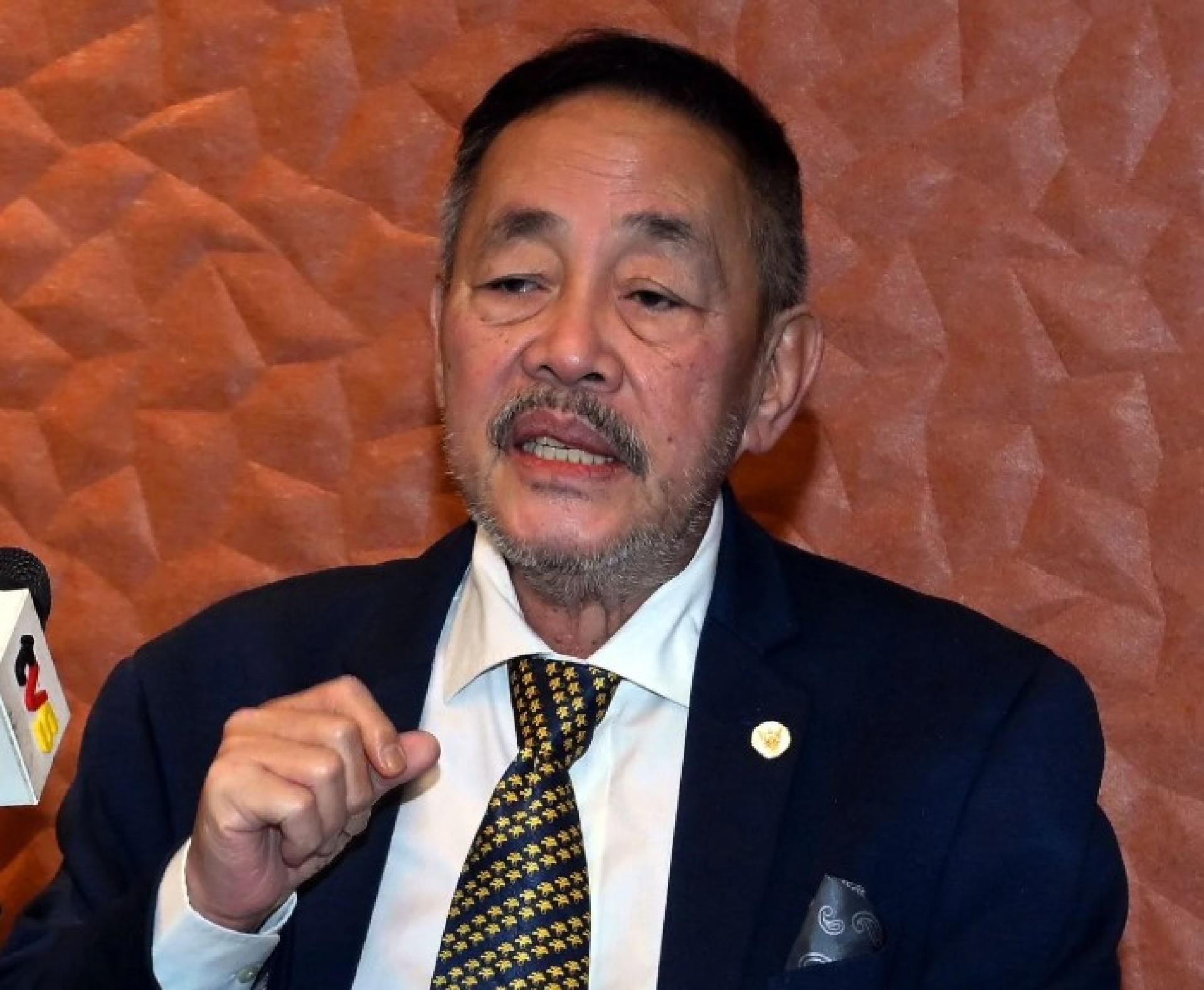 罗伦沙加（中）今日在古晋出席2025年SPM成绩公布新闻发布会时发言。