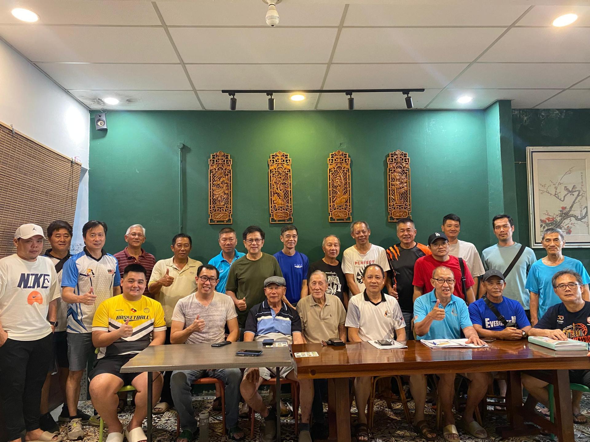 筹备会成员在发布会上合影。