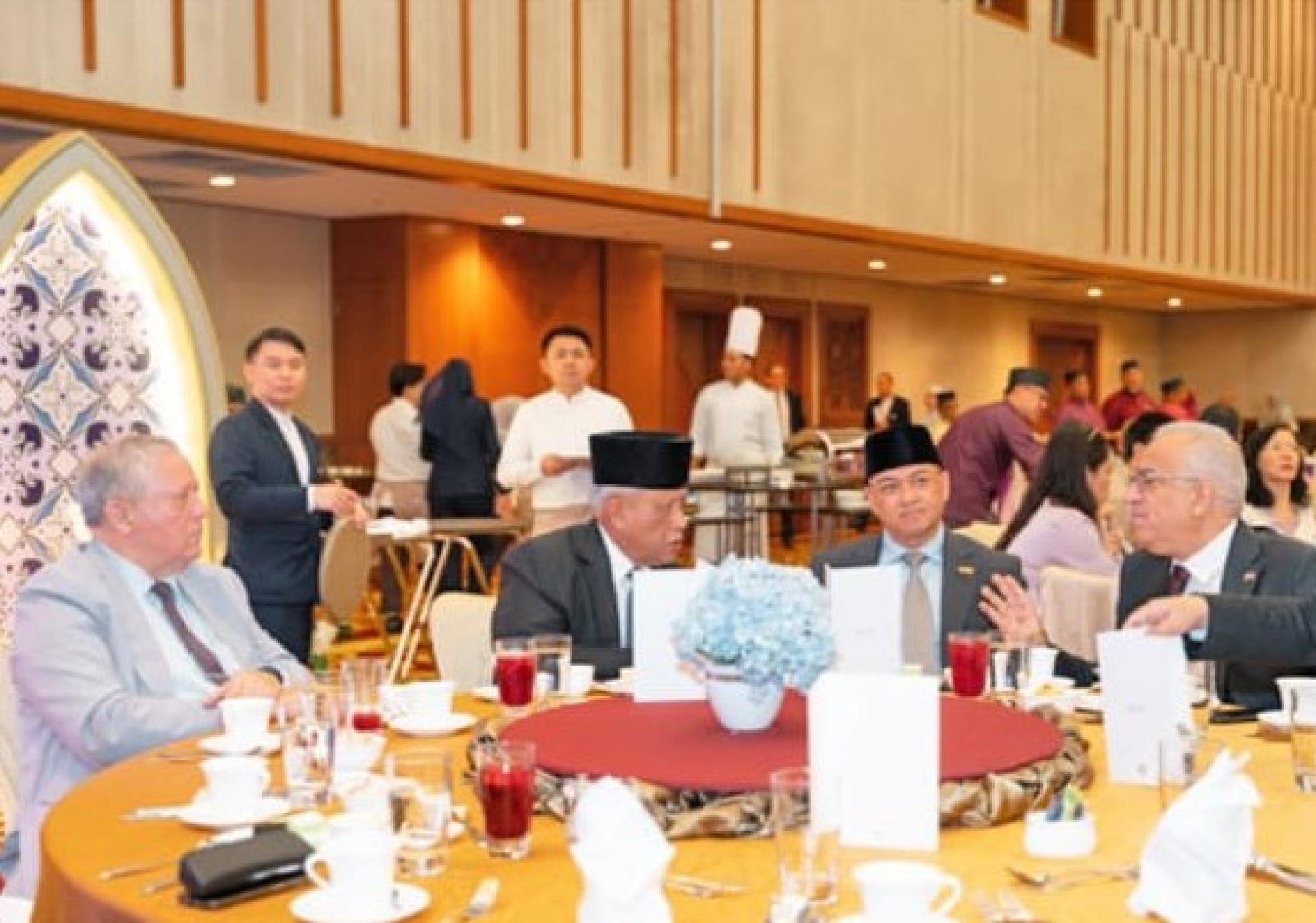 首相署部长兼第二国防部长丕显阿尔比与嘉宾交谈