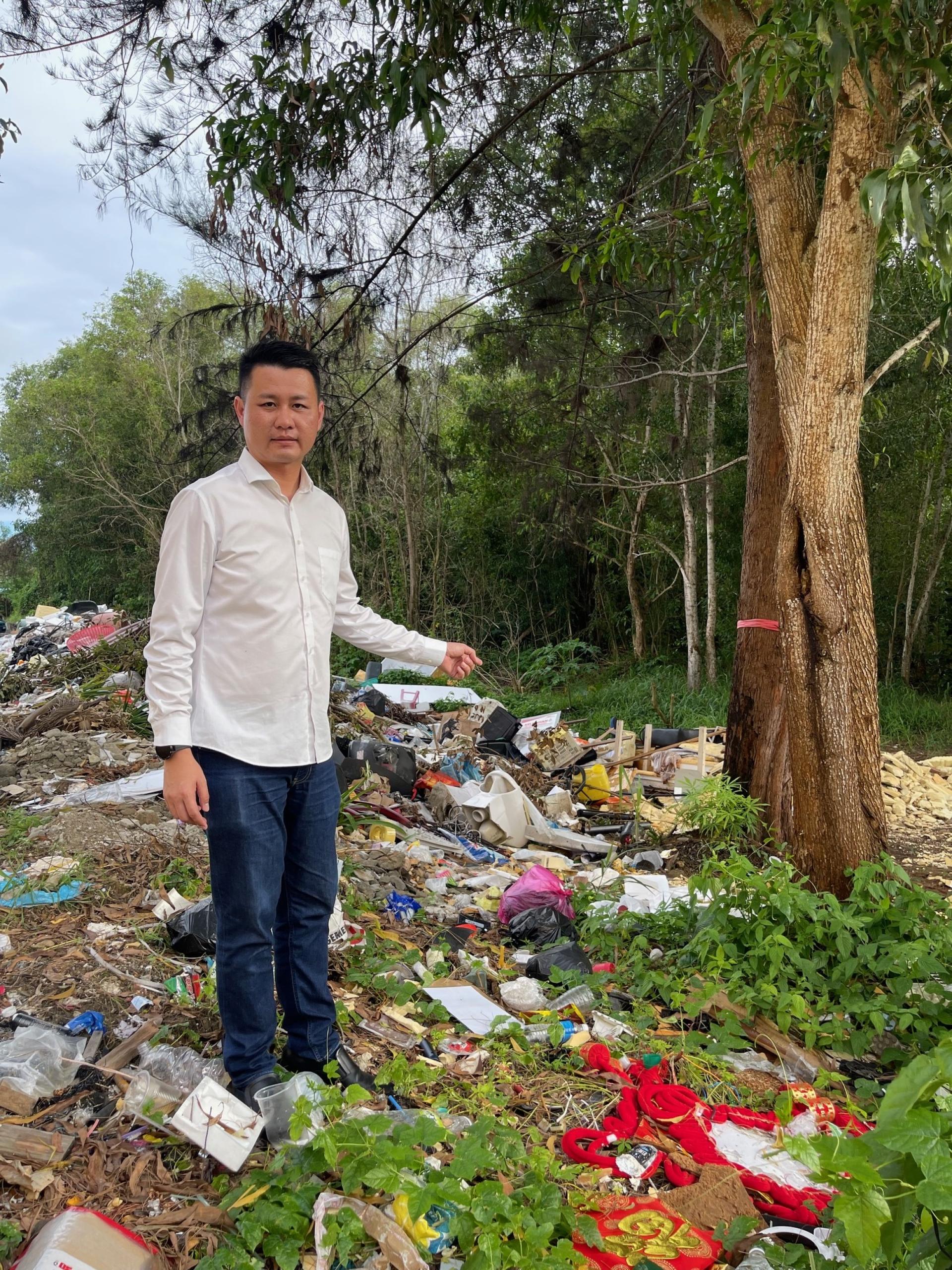 砂行动党秘书林思健指出在商业店后方的垃圾堆积如山，导致没有车辆愿意停在停车位，影响生意。