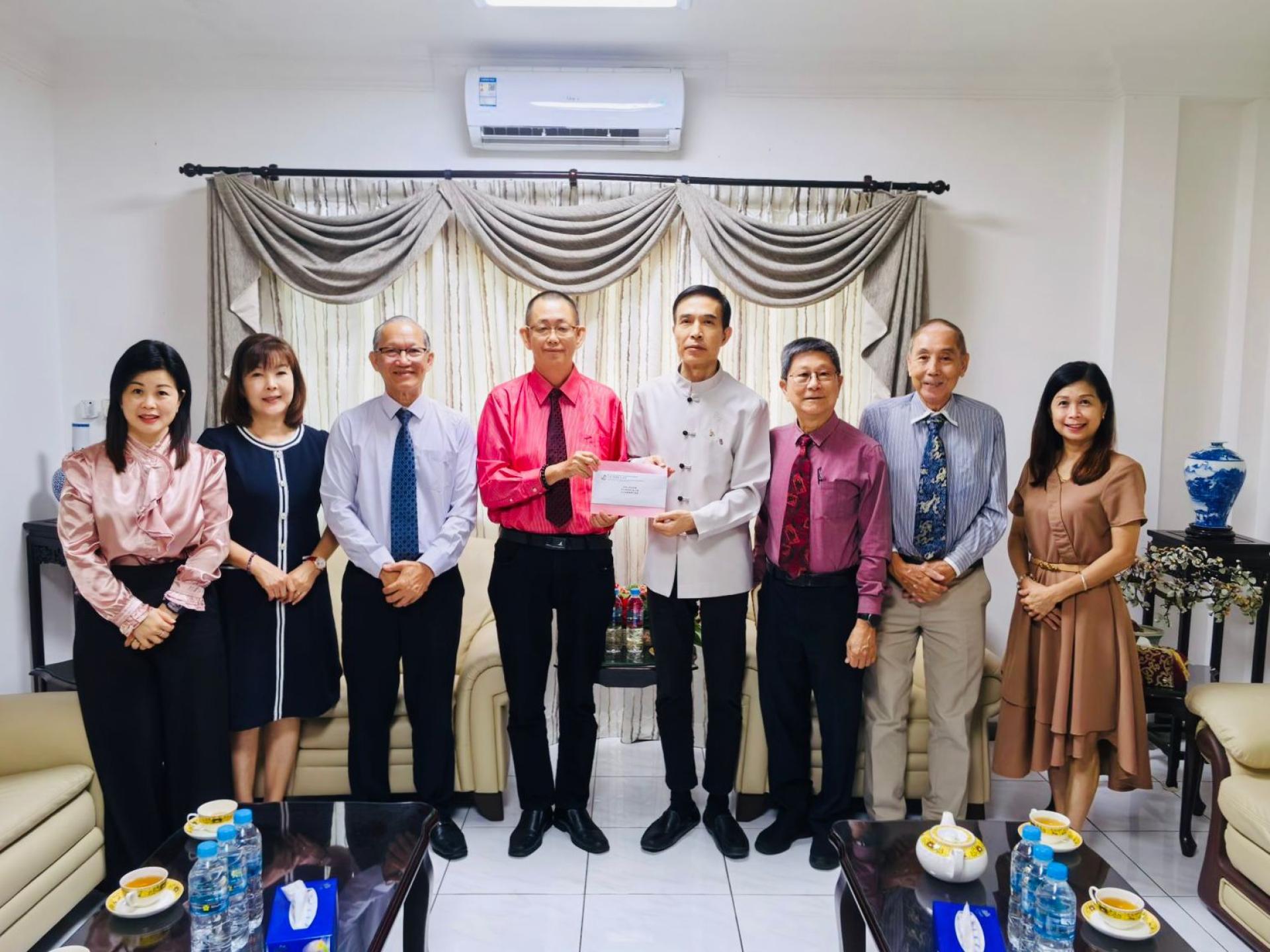 杨镇声会长移交请柬予肖建国大使