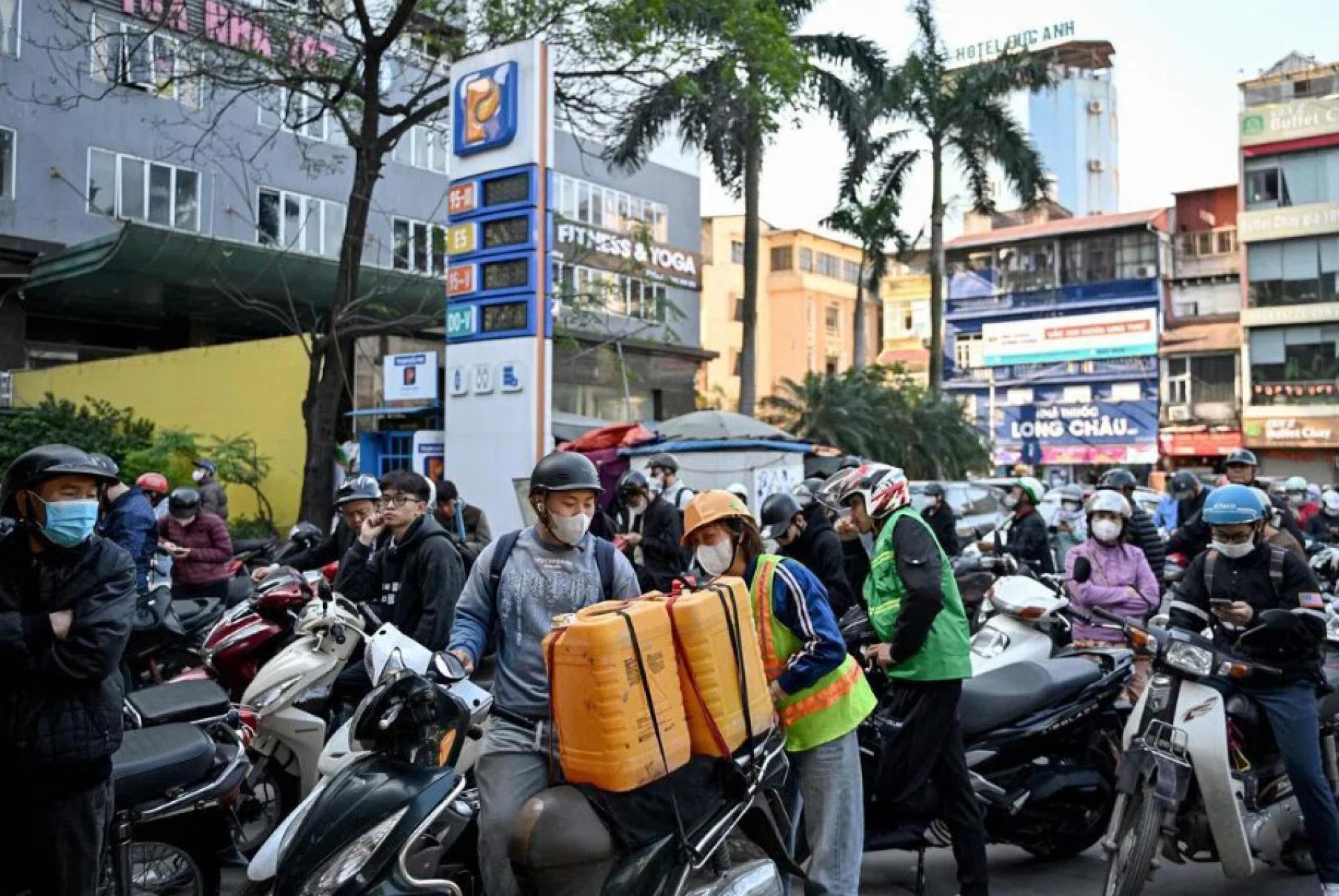 中东战事推高能源成本，越南电单车骑士3月初赶在燃油涨价前添购燃油。能源成本上涨已给越南今年第一季的经济增长构成压力。
