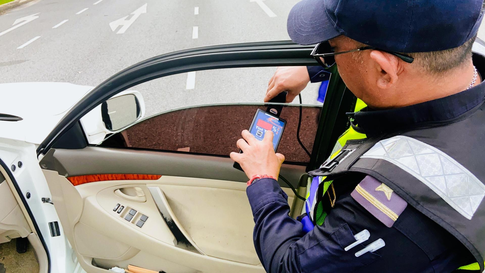 砂陆路交通局官员检查汽车隔热膜。