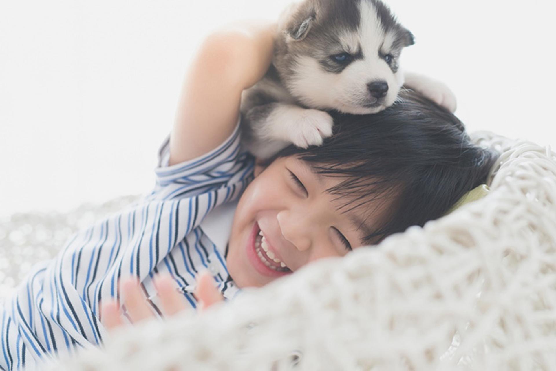 由于孩童免疫系统发育尚未健全，抵抗力较弱，因此身体在接触宠物后最好及时清洗，以免感染疾病。（示意图）