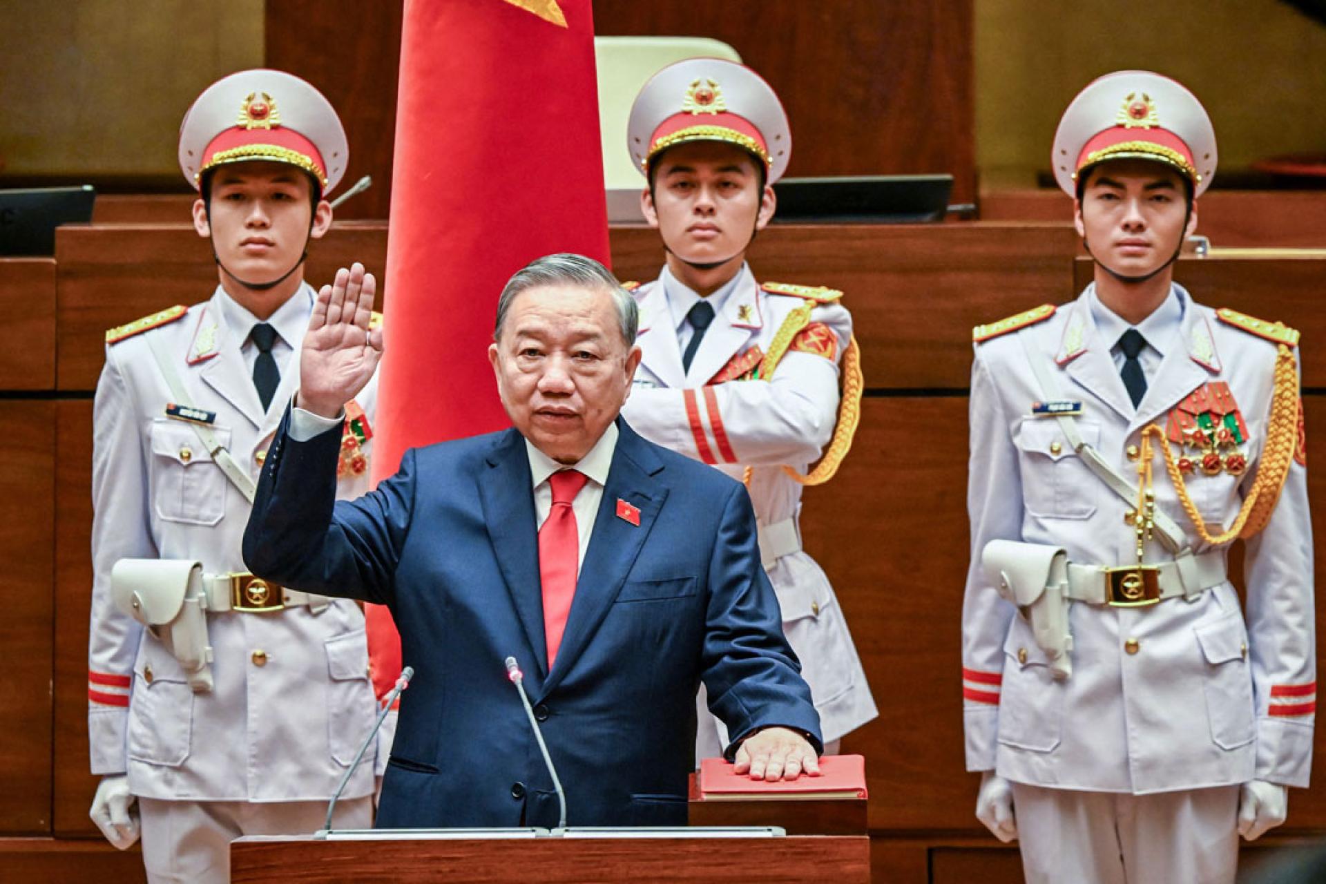 苏林宣誓就职。