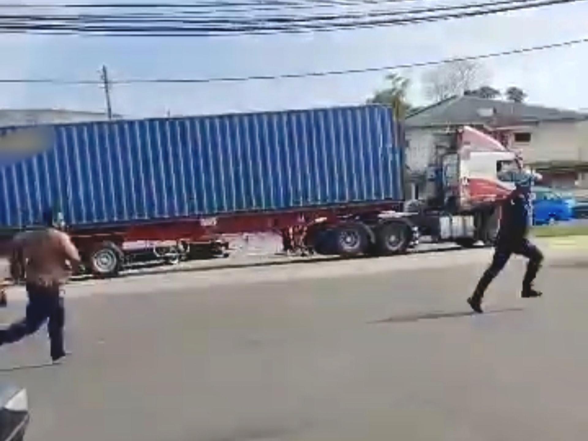 男子狂追一名警察。