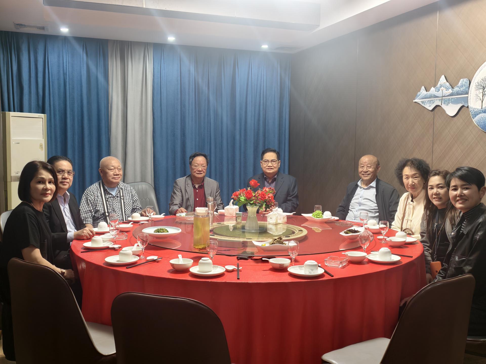 马来西亚吴氏联合总会名誉顾问拿督吴标生博士（右5），拿汀黄秀蓉（右3），晋汉省延陵吴氏公会前任会长吴亚声（左3），以及来自民都鲁吴氏公会的永久名誉顾问拿督吴文惠与拿汀陈幼凤（左起）等人，获得誉有“天下第一村”的华溪村的吴氏领袖吴协平（左4）接待。