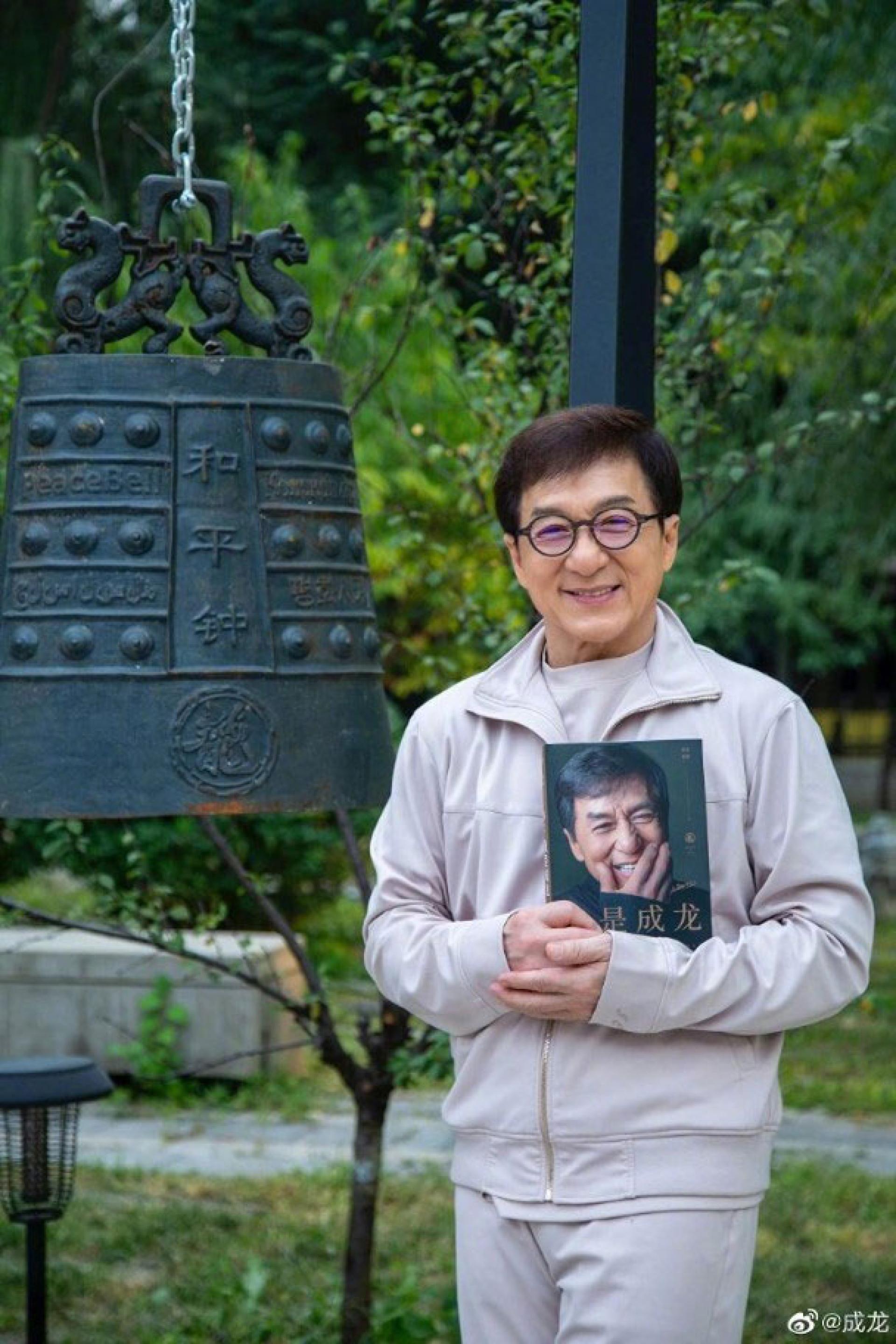 成龙曾表示与儿子关系疏离。