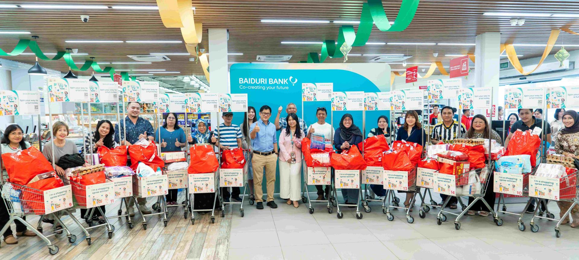 第一百货商场超市董事经理林建成、佰都利银行银行卡开发与市场营销助理经理林欣茹与15名载满商品幸运儿合影