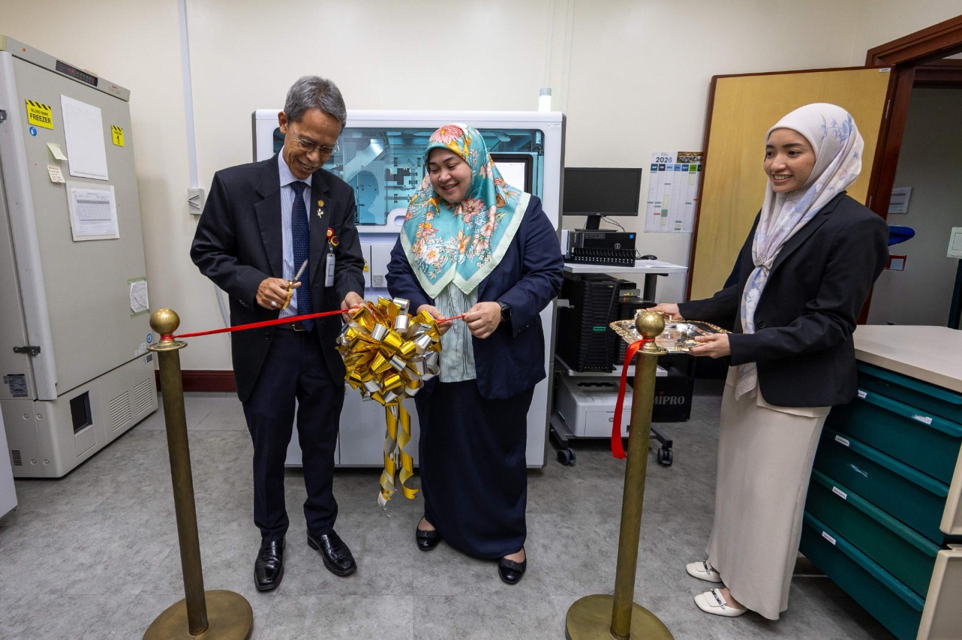 JPMC董事会成员 Hajah Dewi Sarwani与JPMC 实验室经理兼顾问 Mohamad 医生推展核酸扩增检测开幕礼