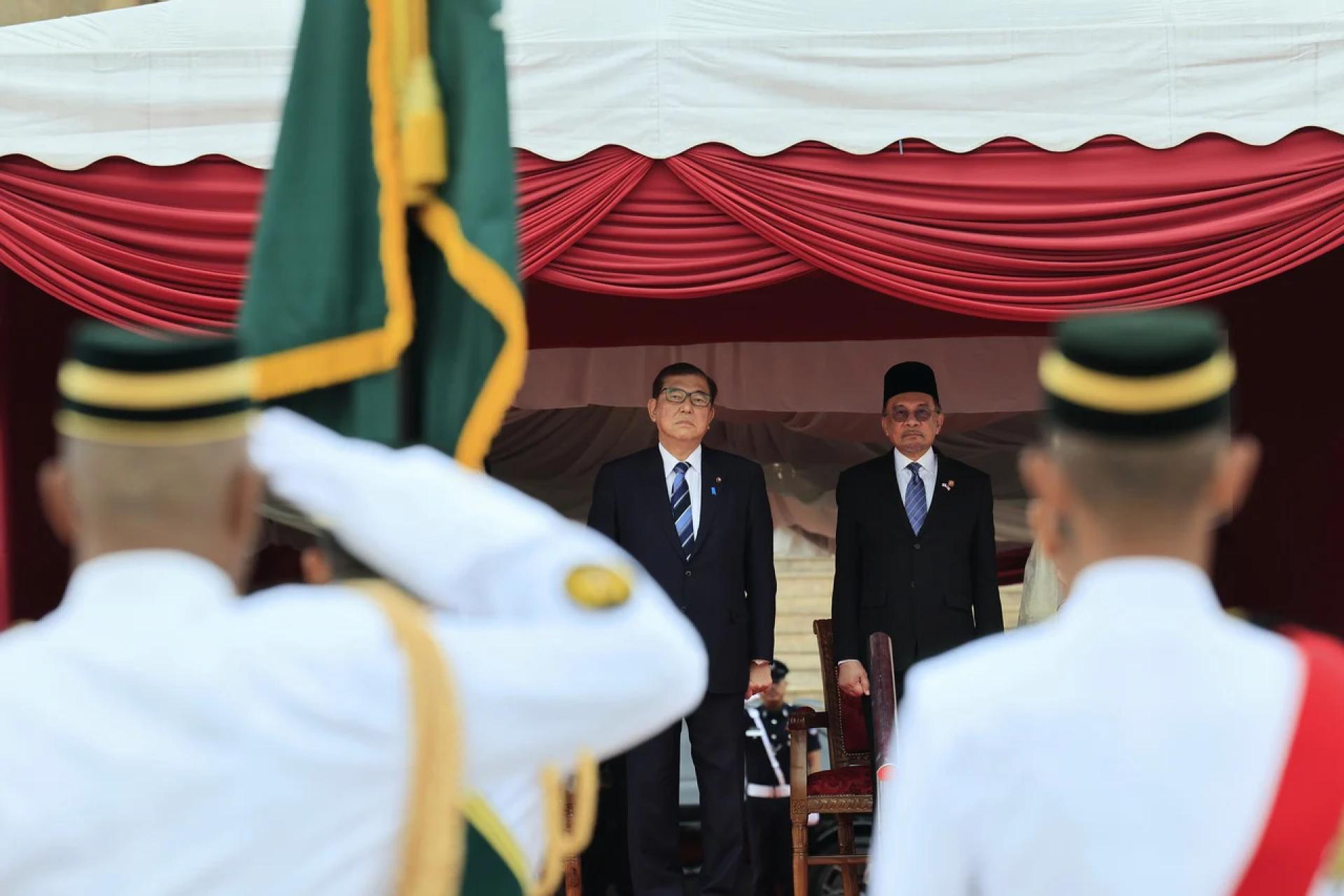 石破茂（后排左）出席在首相署举行的正式欢迎仪式。后排右为首相安华。