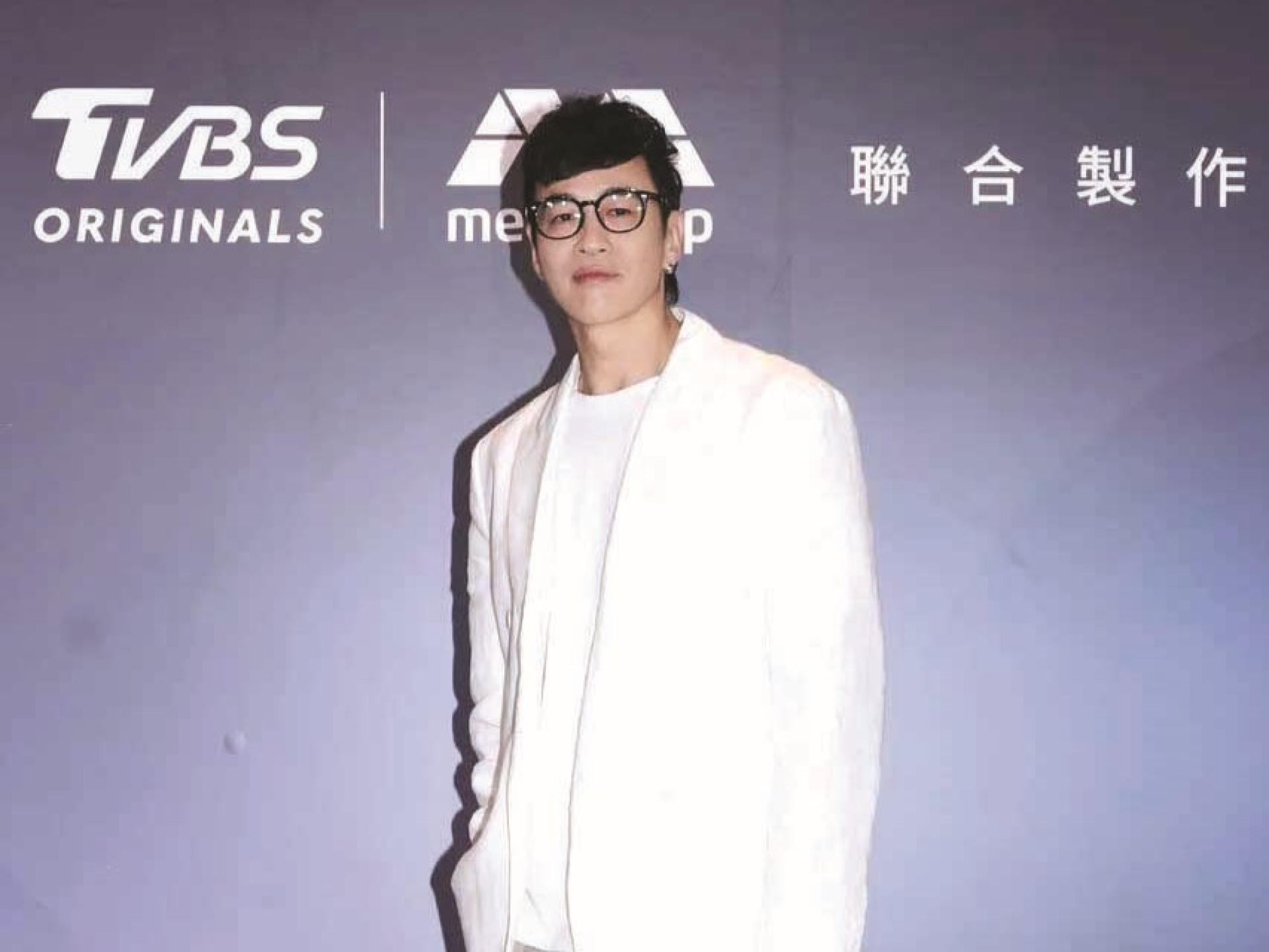 何润东。