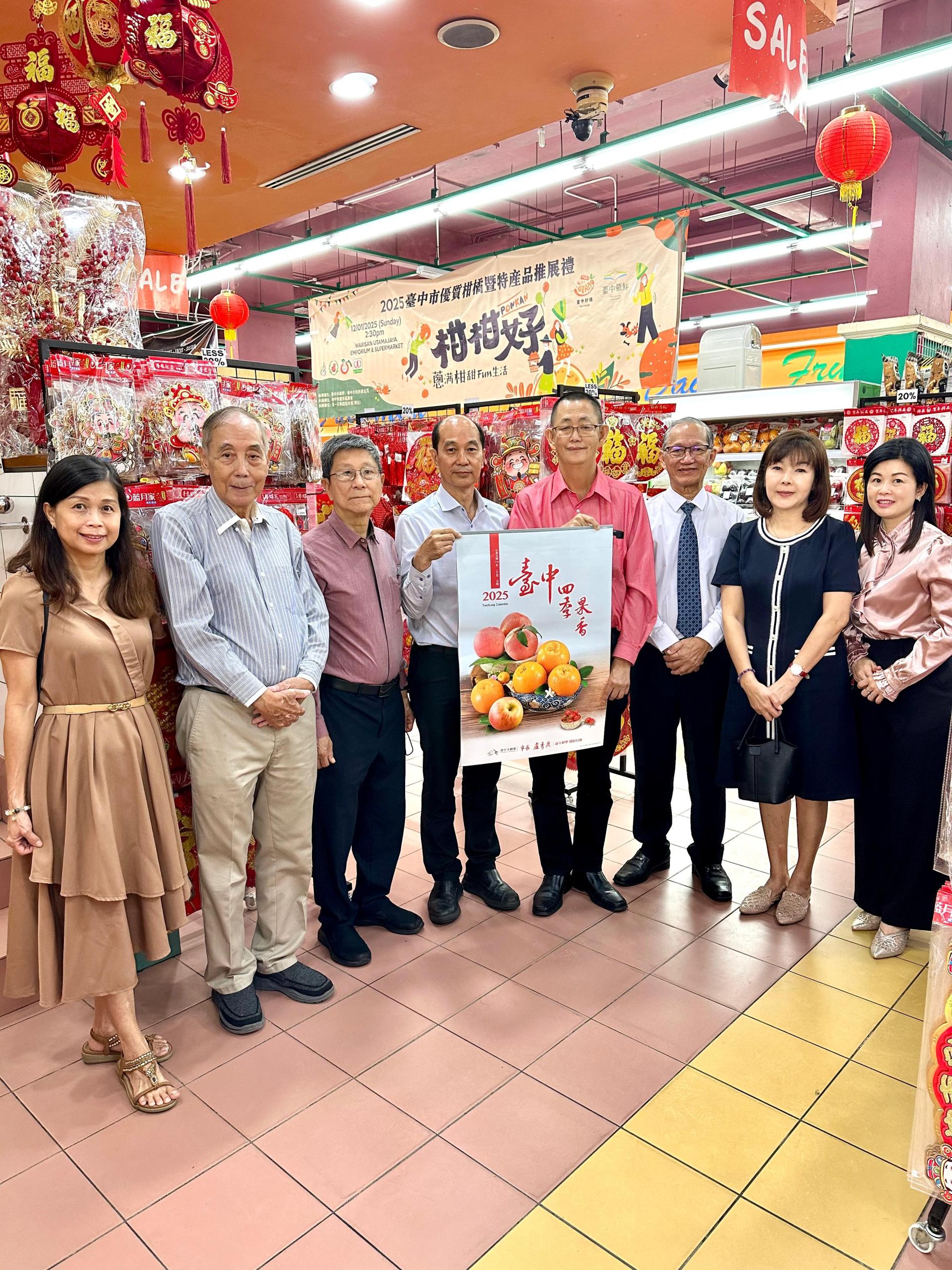 文协会长理事与麦顺成（右五）视察挥春场地时留影
