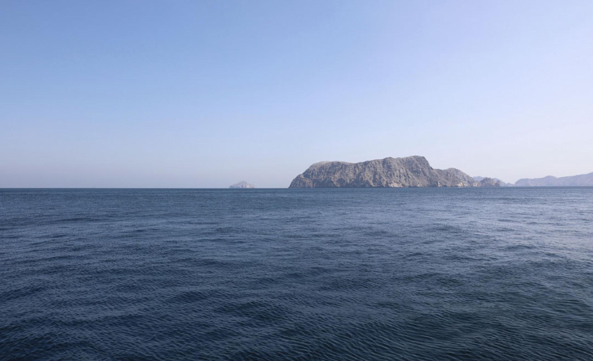 霍尔木兹海峡承载全球约四分之一海运石油贸易以及大量液化天然气和化肥运输。