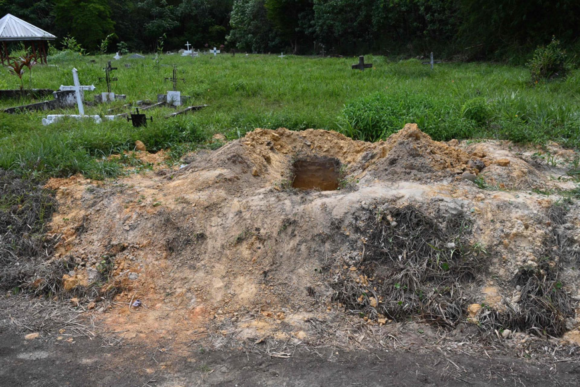 墓地发现56具弃尸。