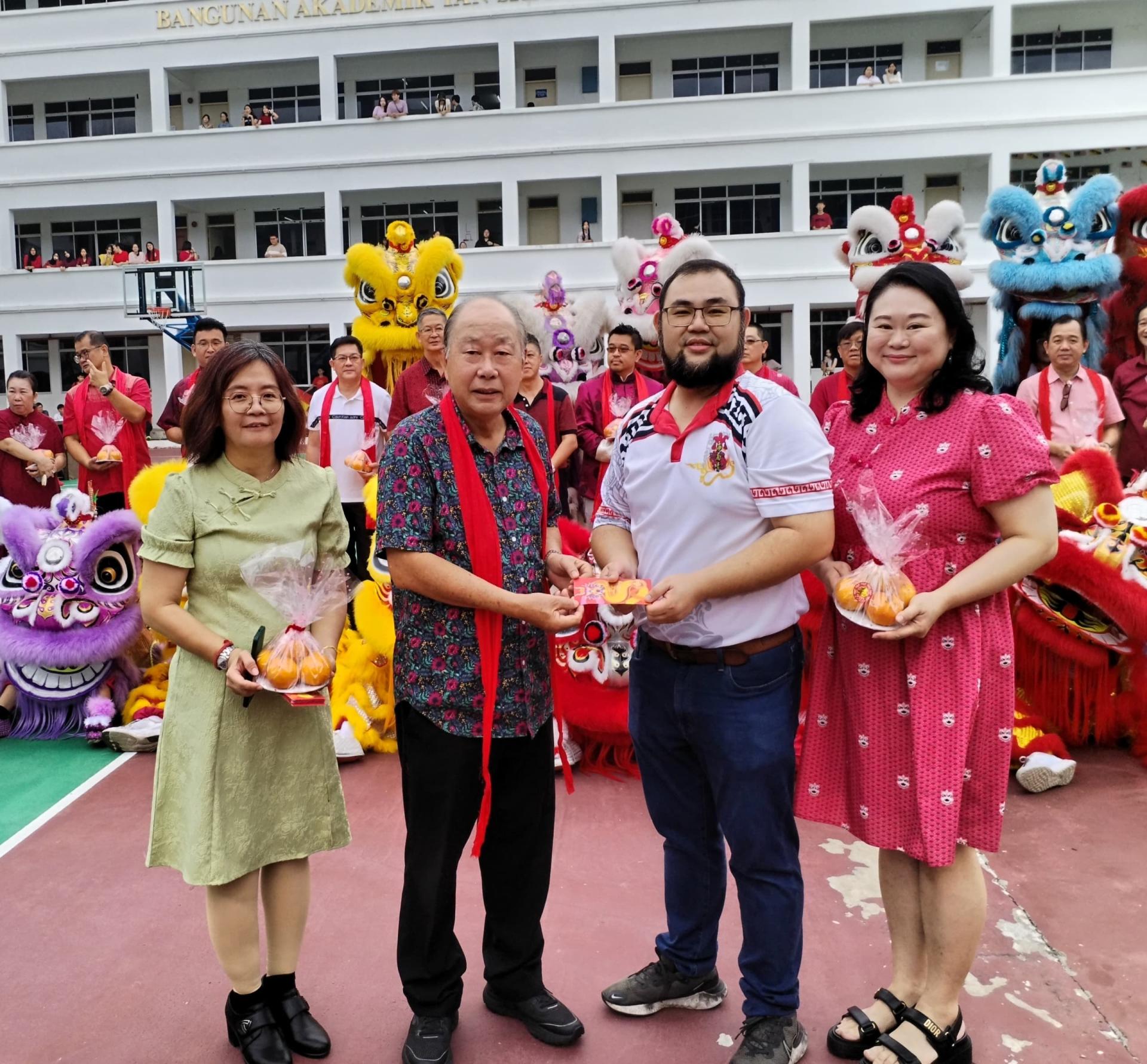 美中副董事长蔡明健（左2）赠送红仪给瑞狮团代表。右1 为丹斯里拿督巴杜卡蔡幼兰董事长代表兼董事秘书陈丽黛及左1为美中校长赖佳玲。