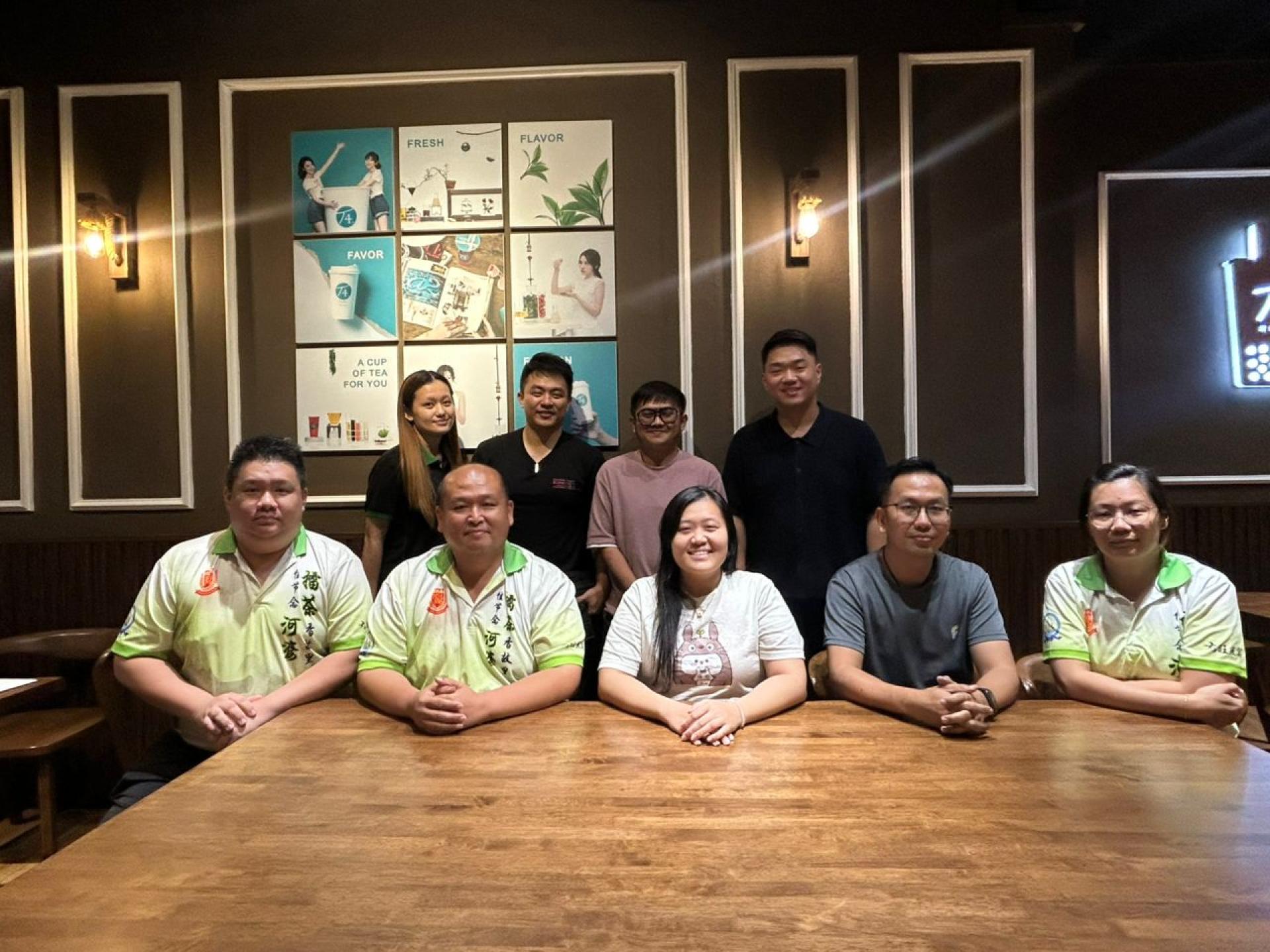 美里区童谣筹备会成员大合照。坐者左2为青年团团长张鸿庆，坐者中为筹备会主席张玮瑜。