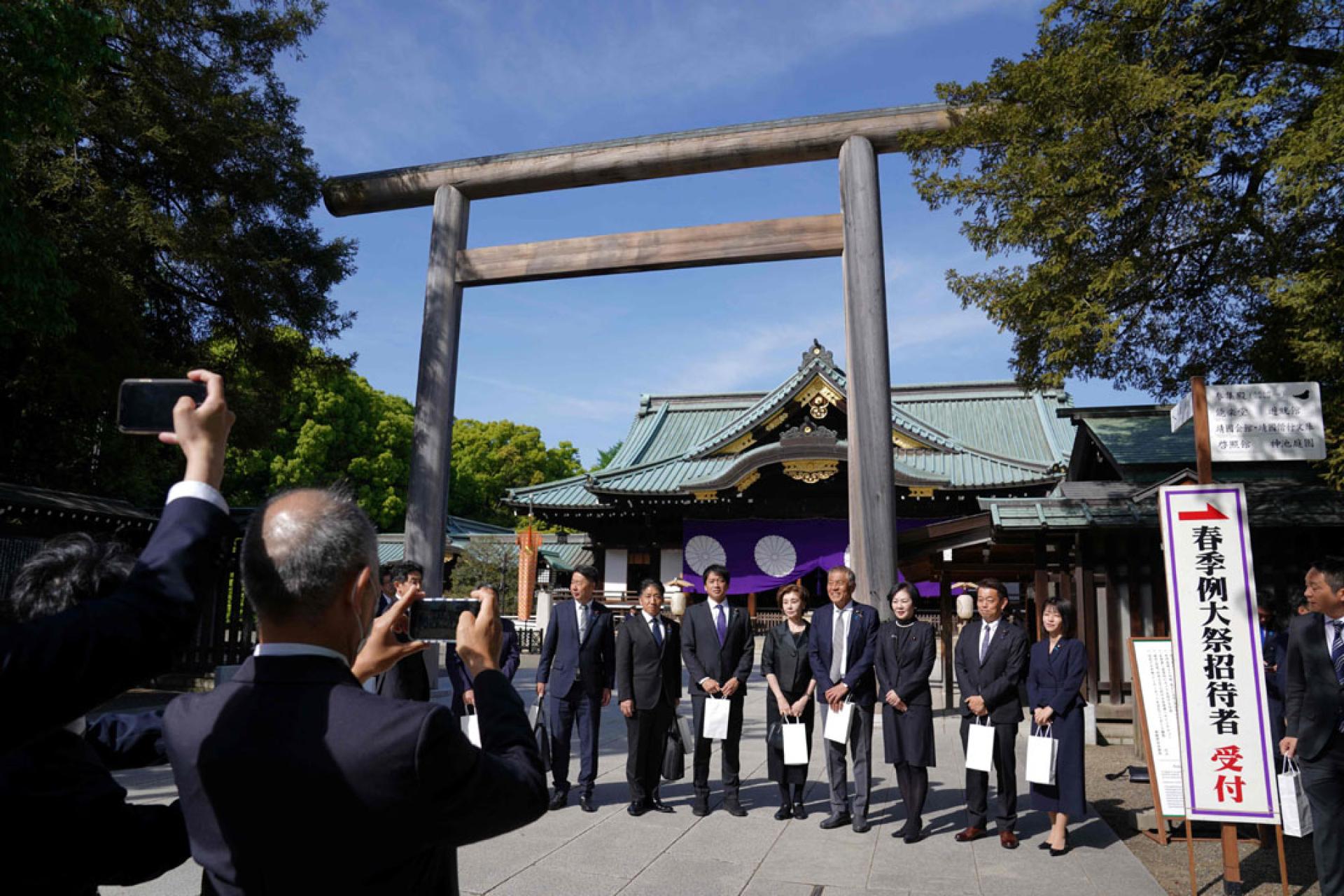 日本国会议员参拜靖国神社。