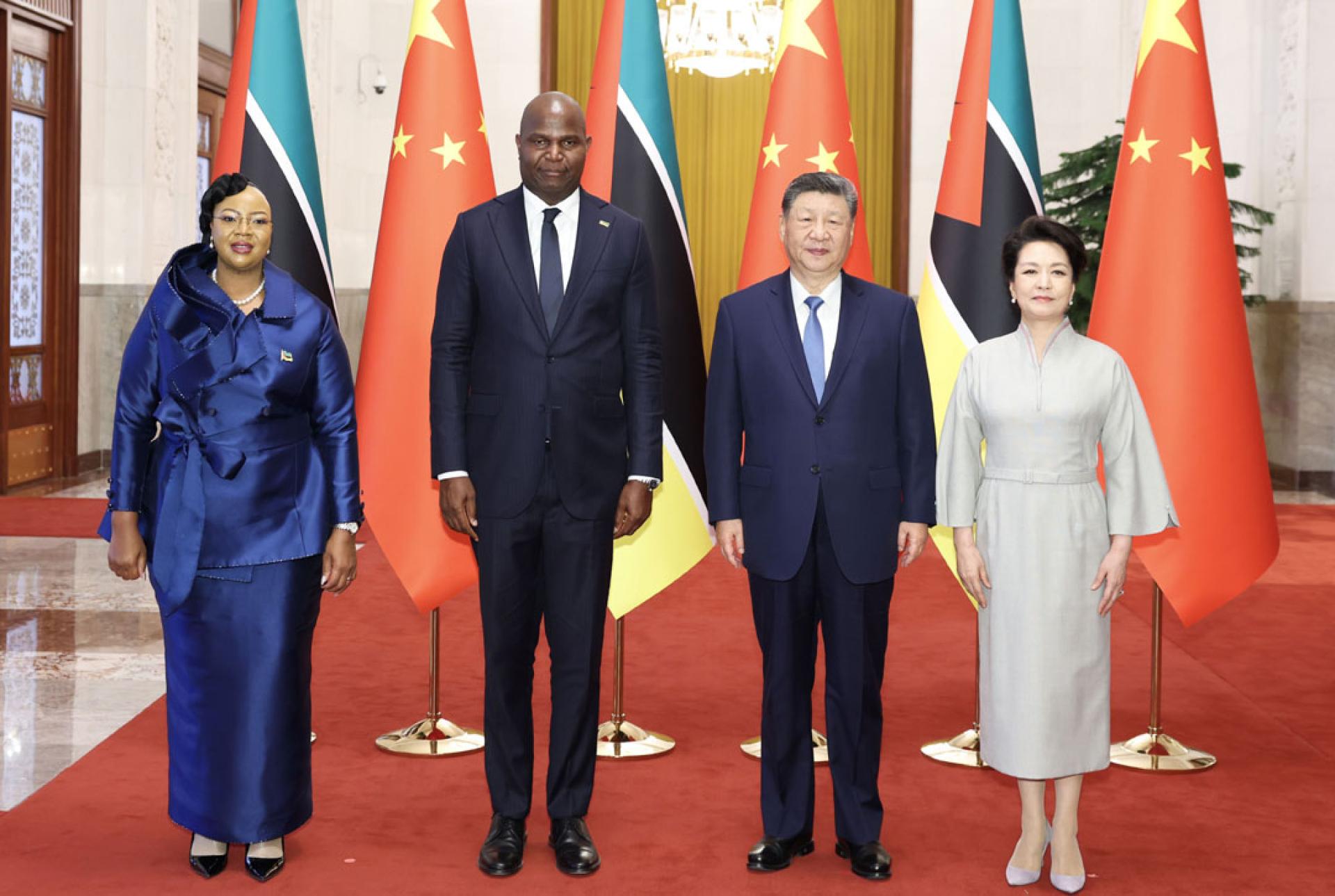 中国国家主席习近平（右二）和夫人彭丽媛（右一）21日同莫桑比克总统查波（左二）和夫人盖塔（左一）合影。