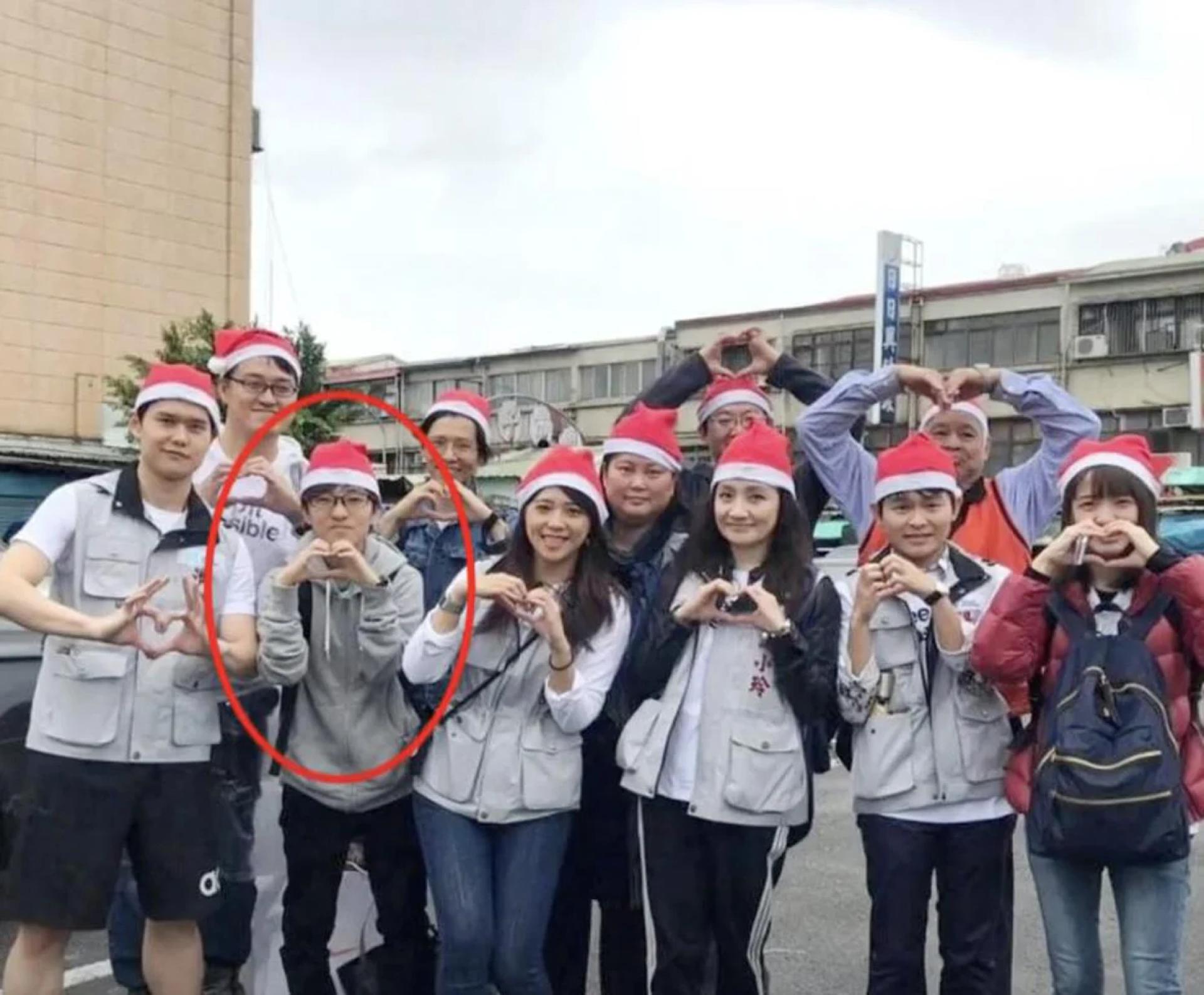 柯文哲认为许芷瑜（前排左二）不是案件共犯，只是证人，且仅涉政治献金案，是否回台接受侦讯对案件没有影响。