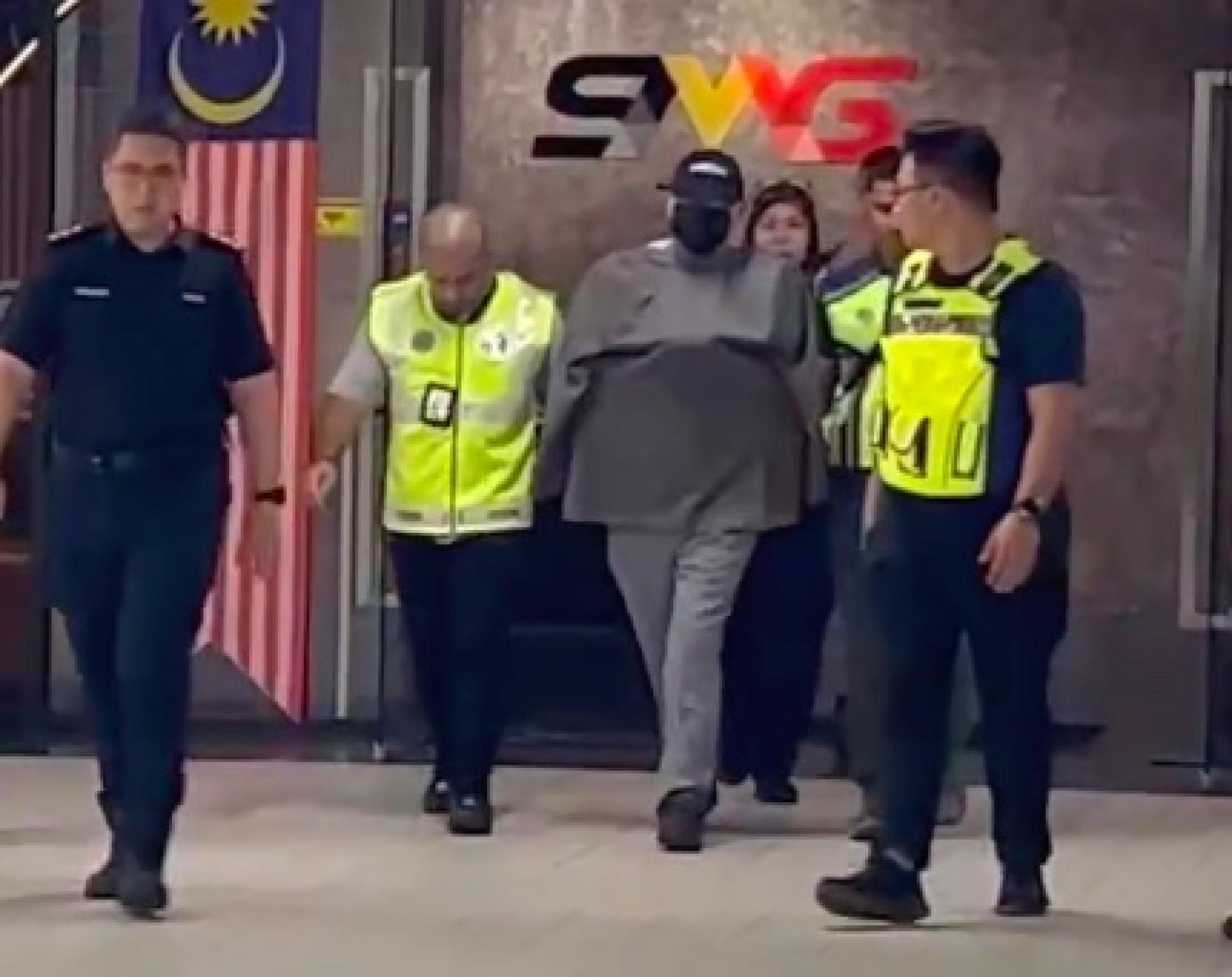 pasukan polis daripada Jabatan Siasatan Jenayah Komersial Bukit Aman menahan seorang eksekutif pengurusan tertinggi sebuah Syarikat penyiaran.