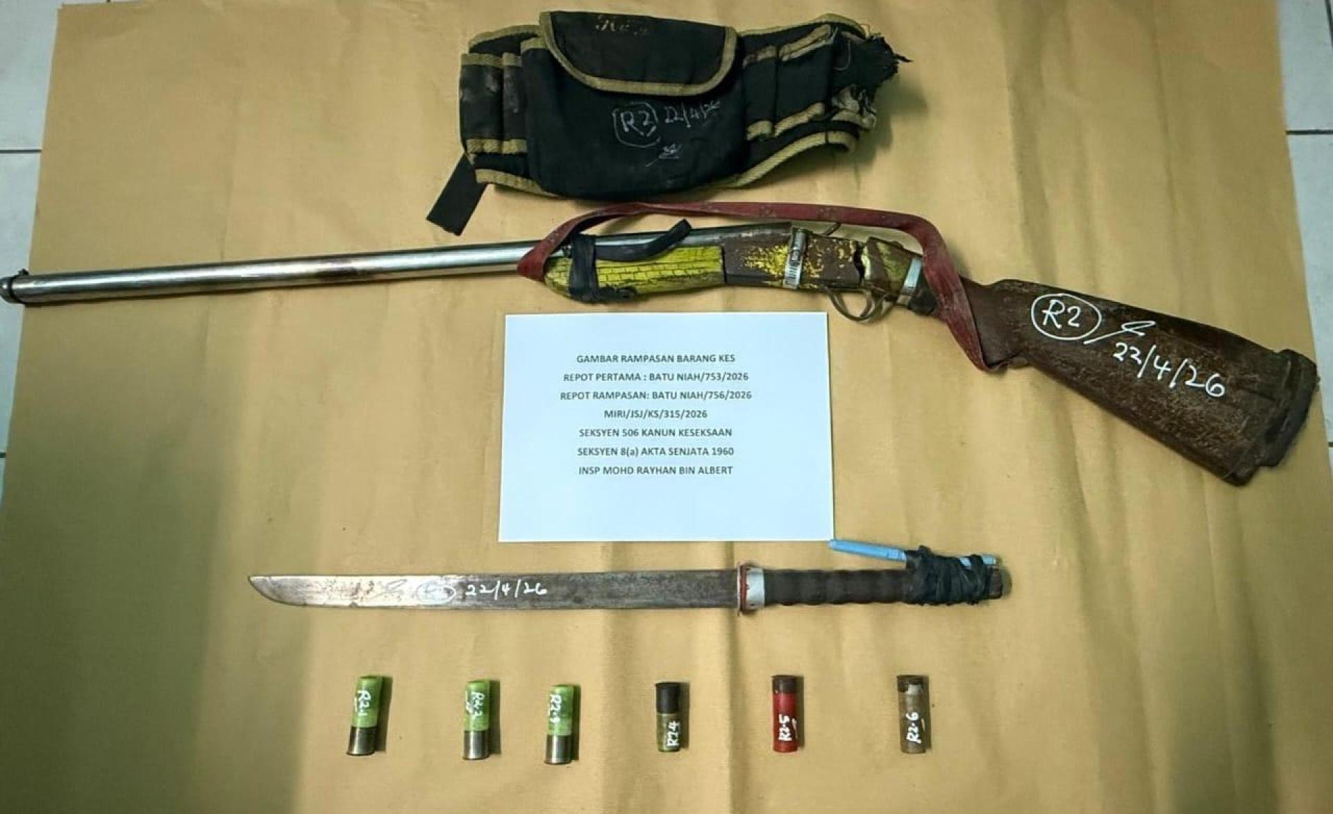 警方接获投报后迅速展开行动，成功逮捕嫌犯，并起获一把巴冷刀及一支自制猎枪和子弹。