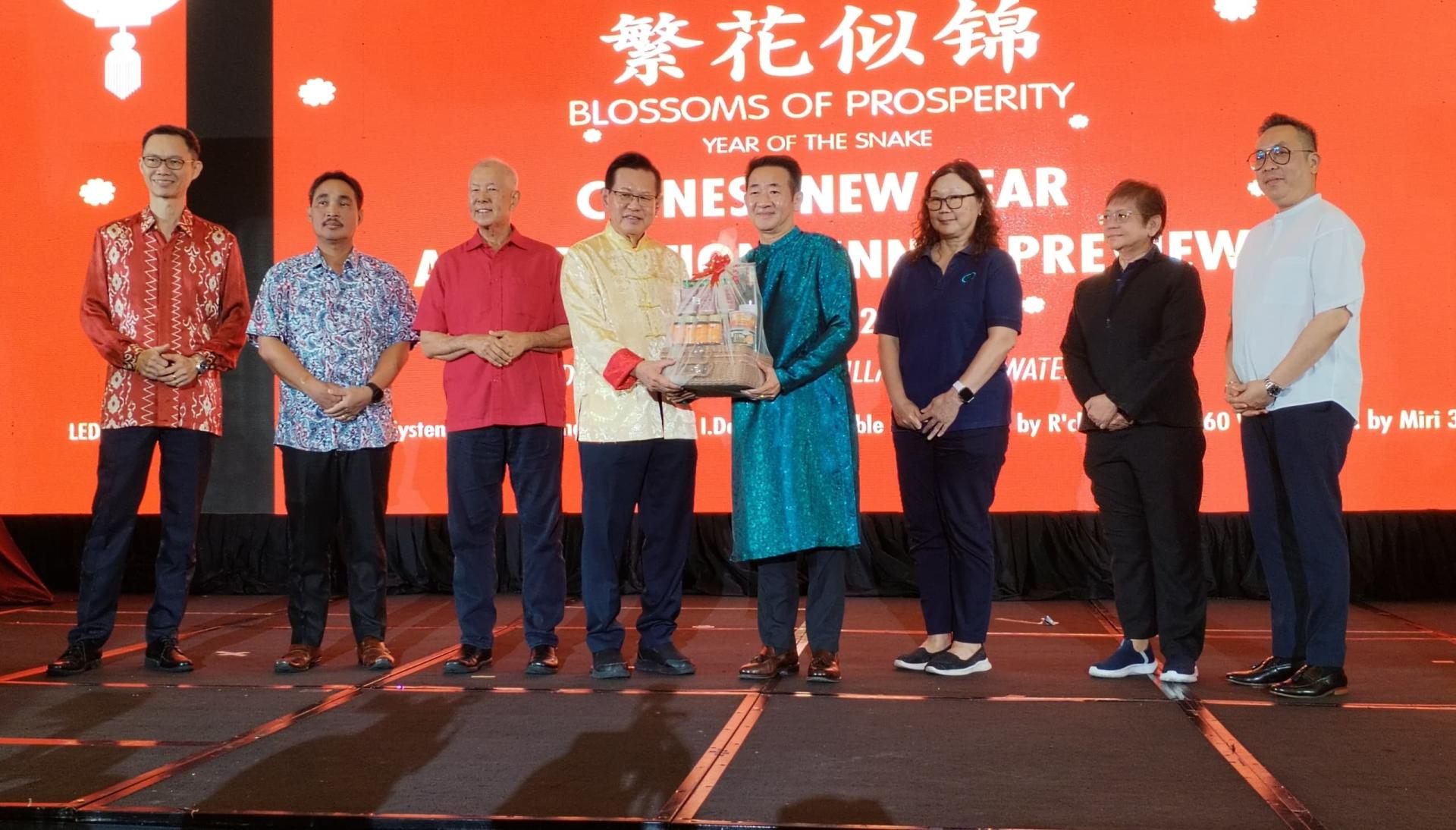 联山集团首席执行员陈文贤（右4）赠送纪念品给李景胜。