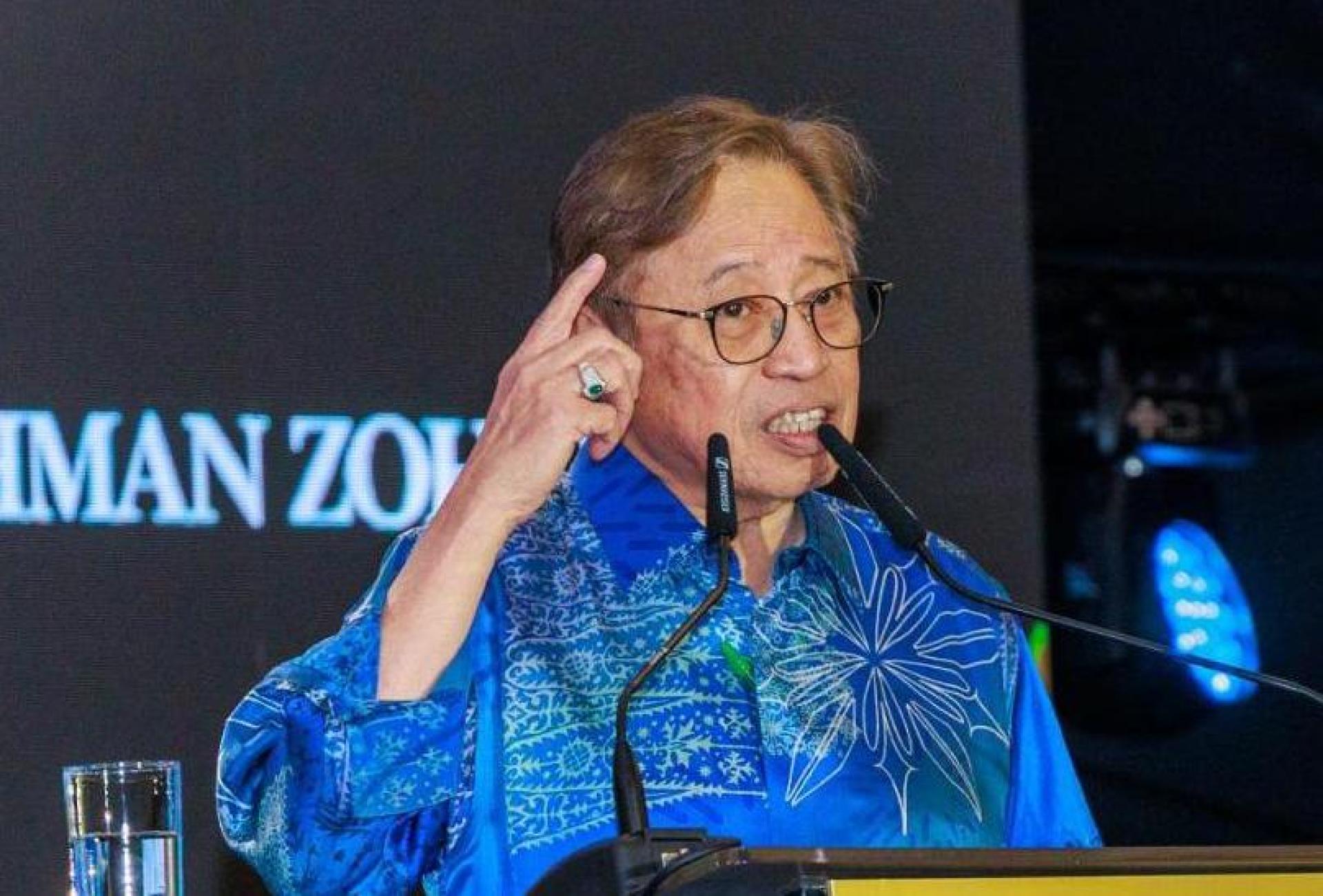砂拉越总理丹斯里阿邦佐哈里出席美里社区领袖晚宴并致词，强调基层领袖须善用数码科技，协助政府推动发展与传达正确信息。
