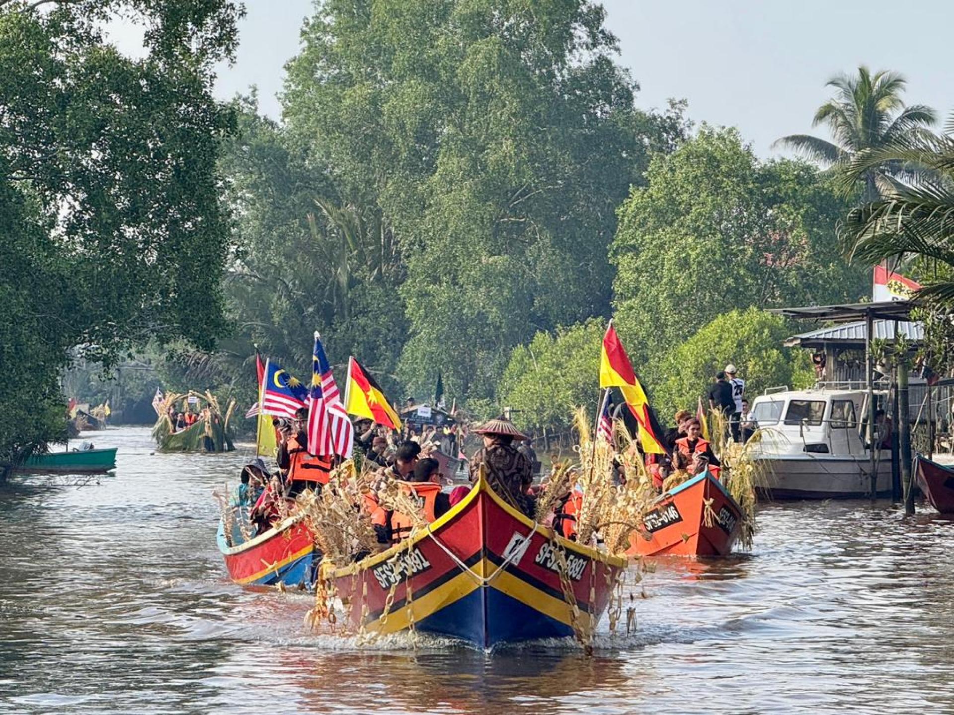 Perahu yang bersama-sama menelusuri Sungai Tellian semasa Kaul Seraheng Kakan pagi tadi.