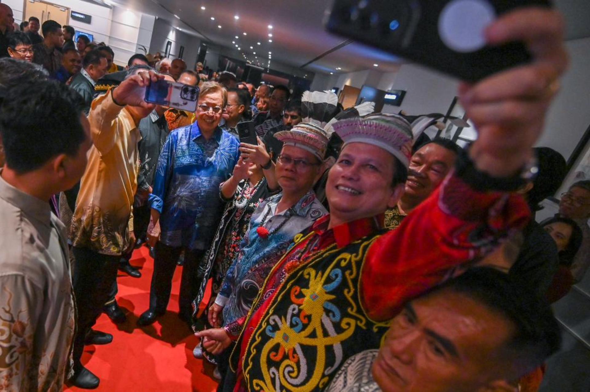 Abang Johari merakam kenangan pada Majlis Makan Malam Bersama Komuniti Bahagian Miri, malam tadi.