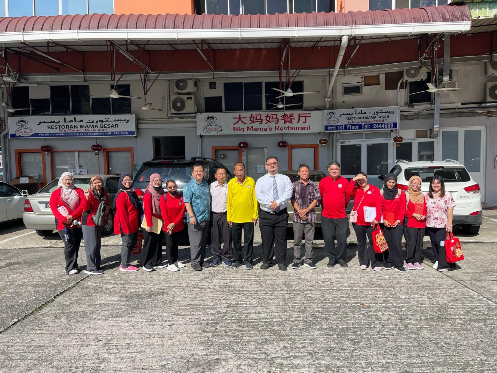 中岭学校董教师进行新春筹款活动