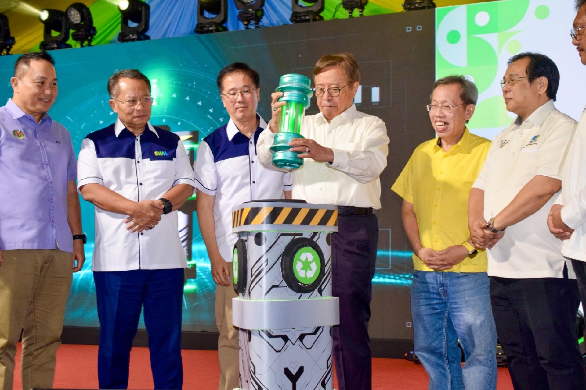 总理阿邦佐哈里为活动主持仪式。
