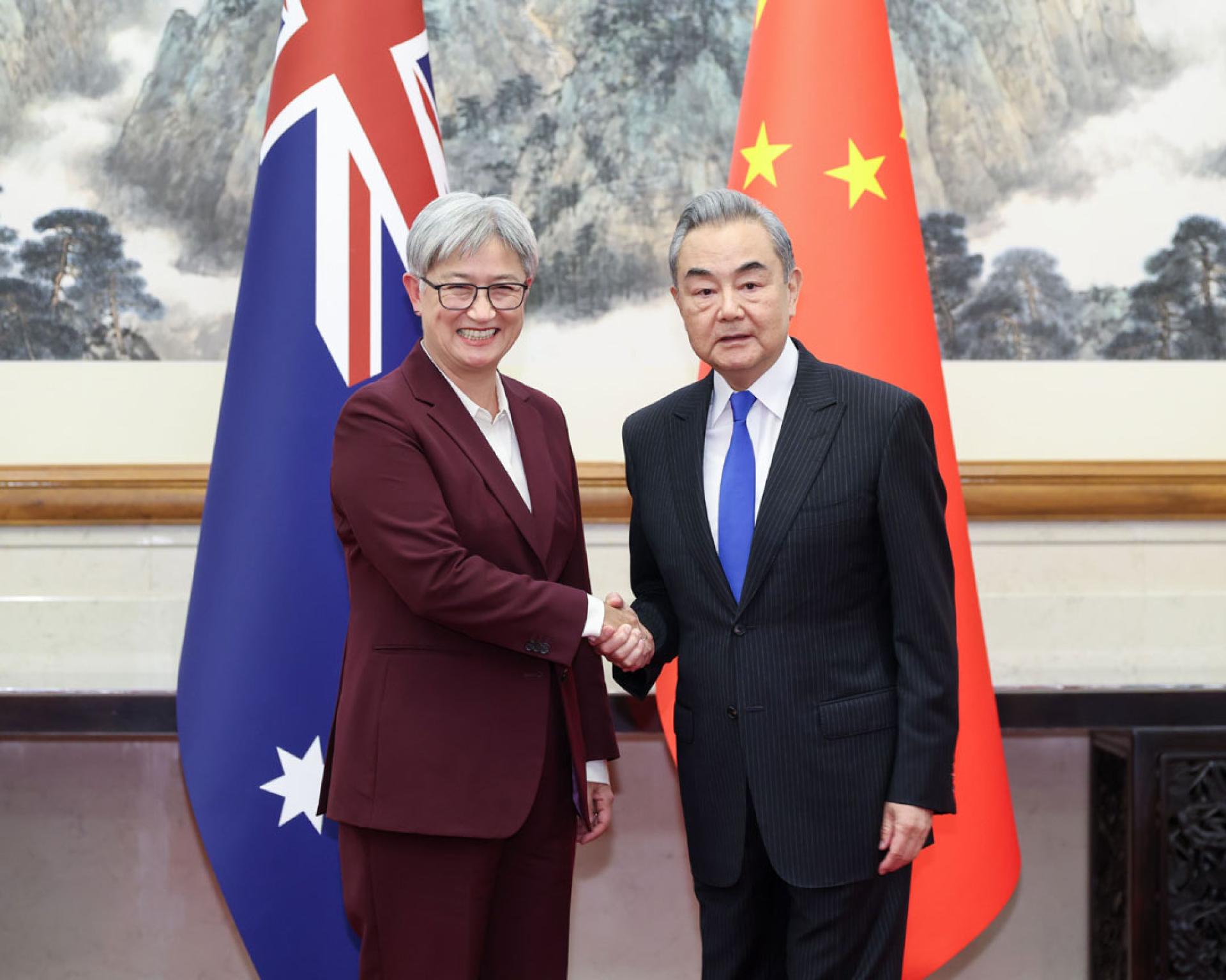 中国外交部长王毅29日在北京同澳洲外长黄英贤举行第8轮中澳外交与战略对话。（图：新华社）