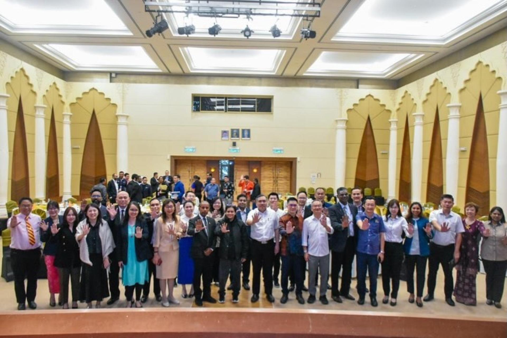 陆兆福（左9）率领行动党国州议员出席阿莎丽娜（左8）举行的汇报会，聆听该部在推进法律与体制改革的最新进展。
