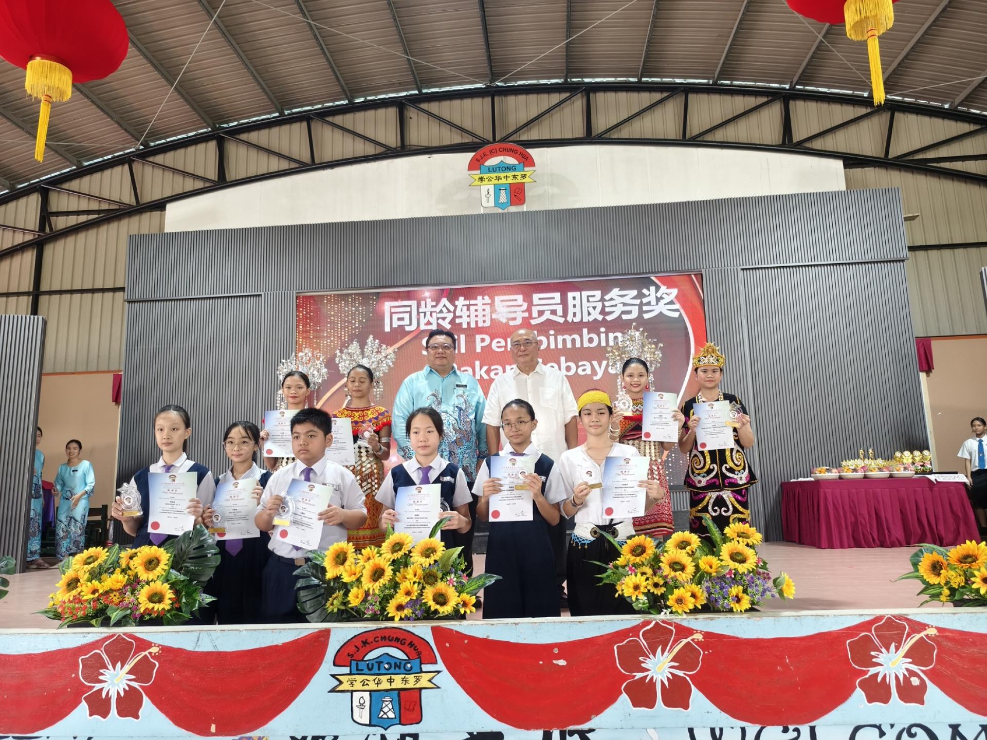 同龄辅导员获奖学生与嘉宾合影。