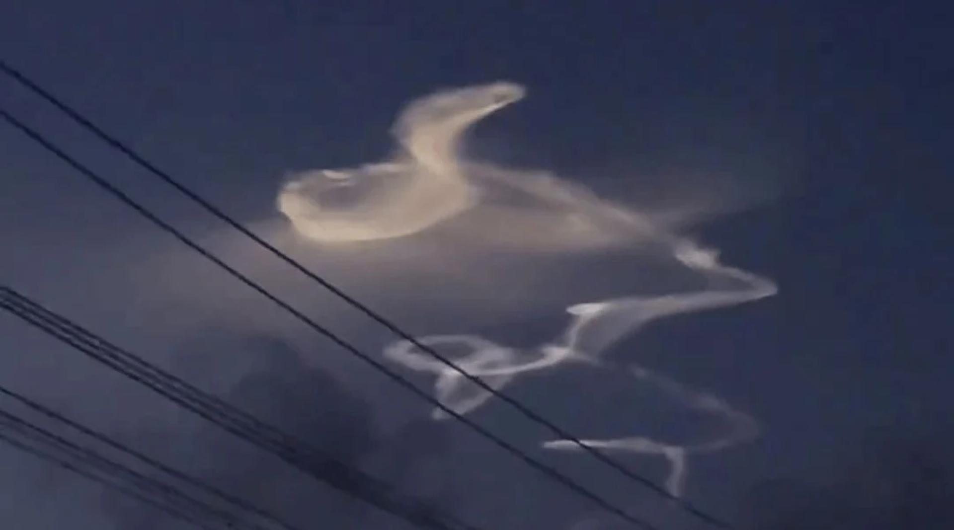 网友拍到银川夜空出现不明飞行物体（UFO），轨迹蜿蜒如蛇状。