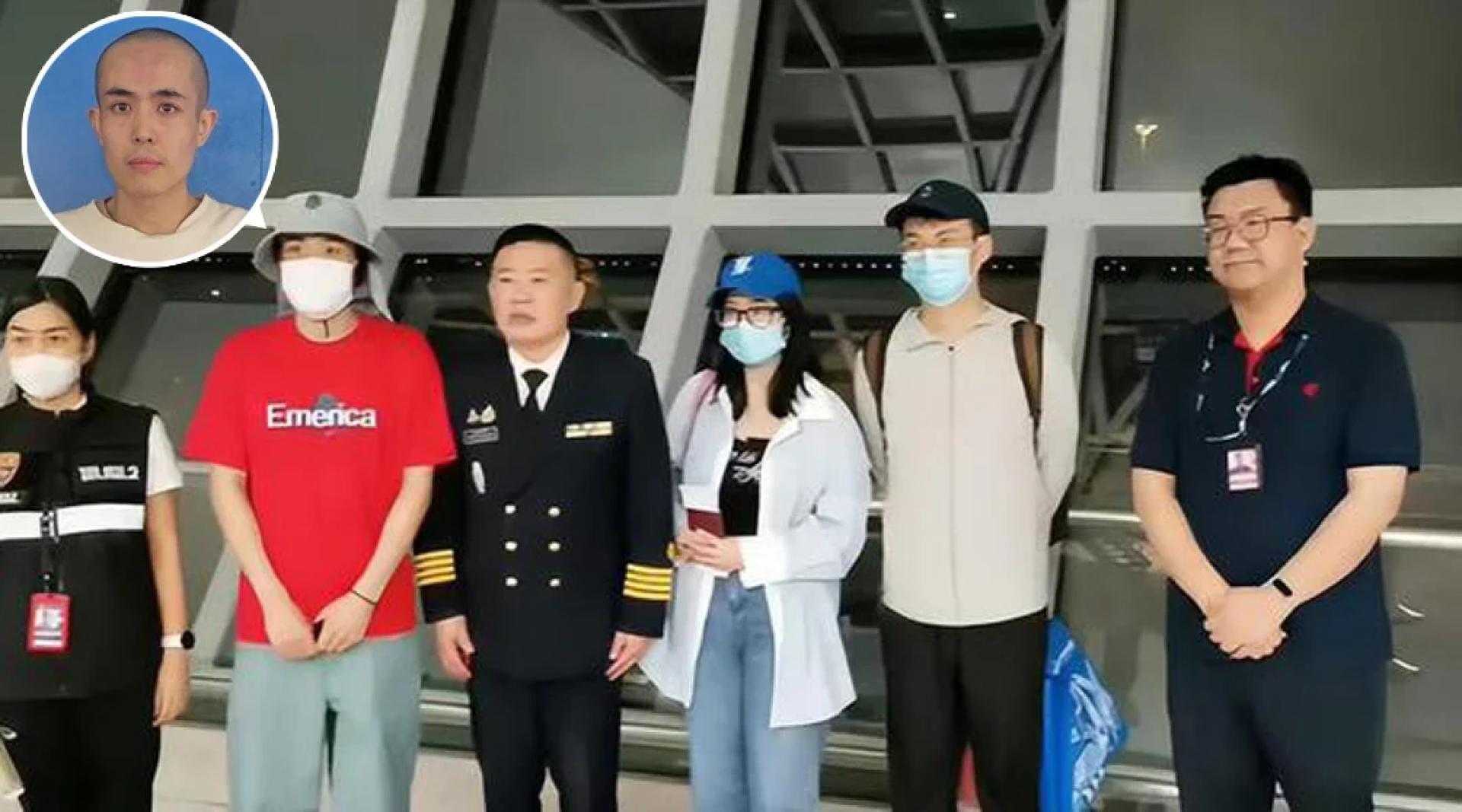 王星（左二）所乘回国航班于11日凌晨近1时抵达上海浦东国际机场。