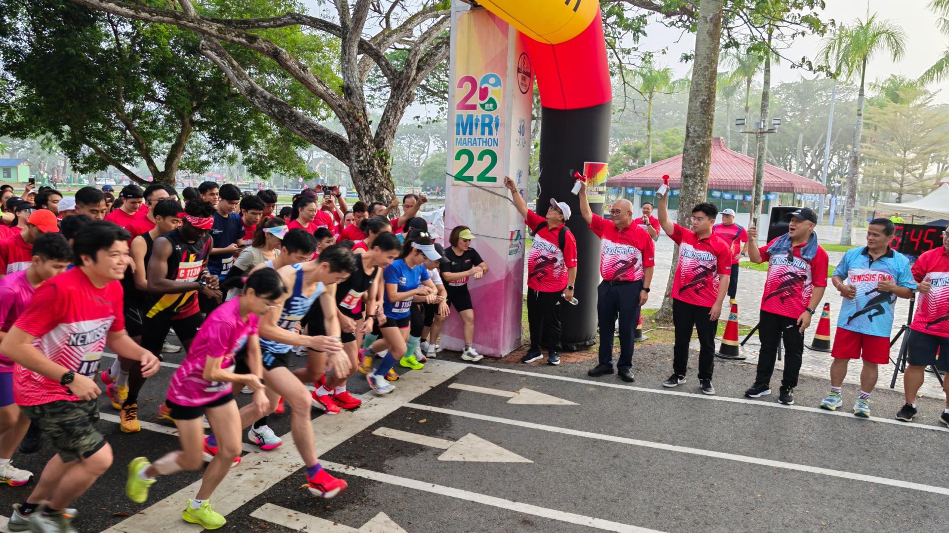 俞小珊（右4）为2026 kenosis跑主持开幕及鸣笛挥旗，为活动掀开序幕。