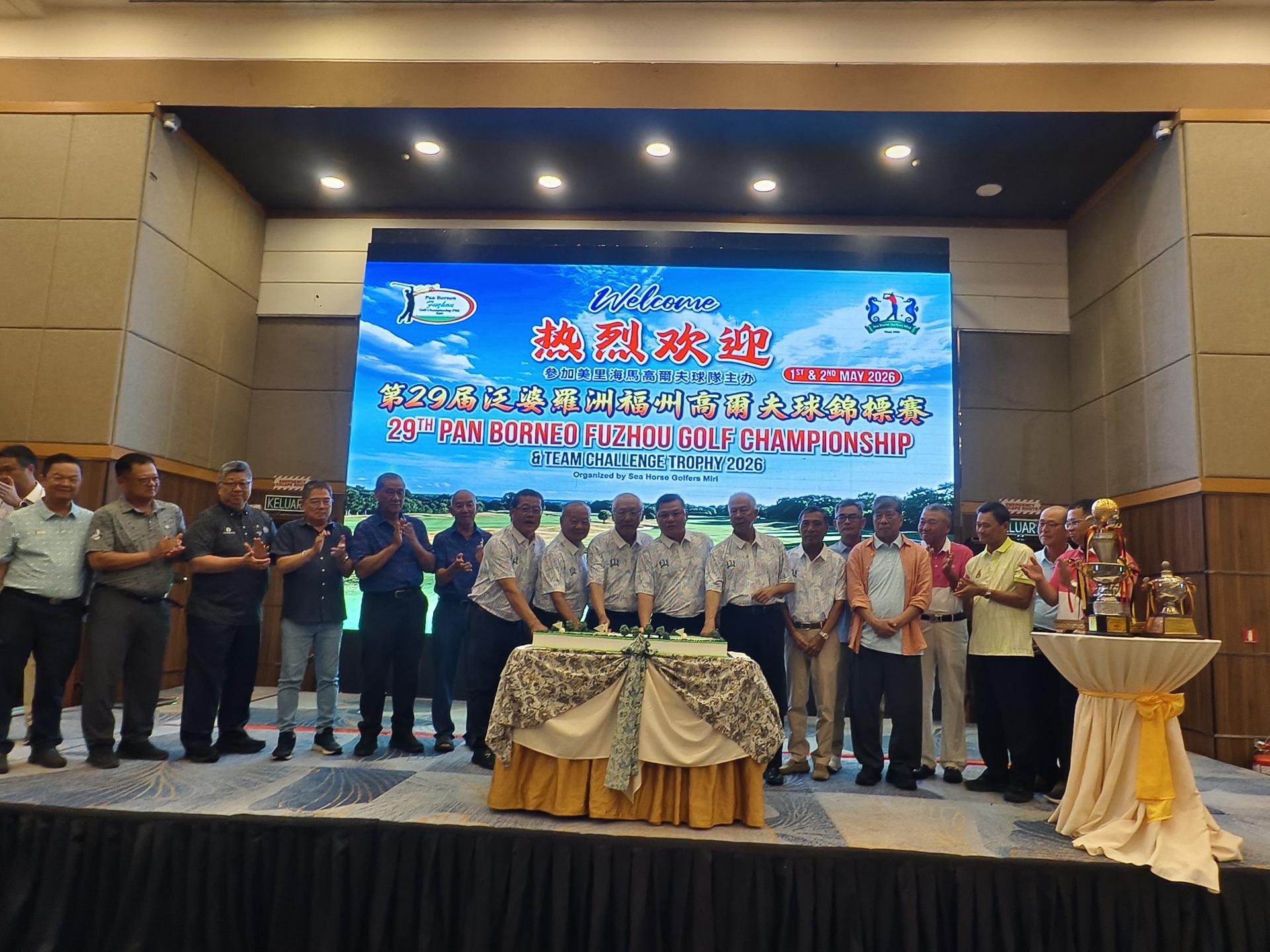嘉宾们一起进行切蛋糕仪式。前排左起为筹委会主席林启仁、拿督斯里刘久健、拿督林淑强、主宾范长锡，以及拿督陈超耀。