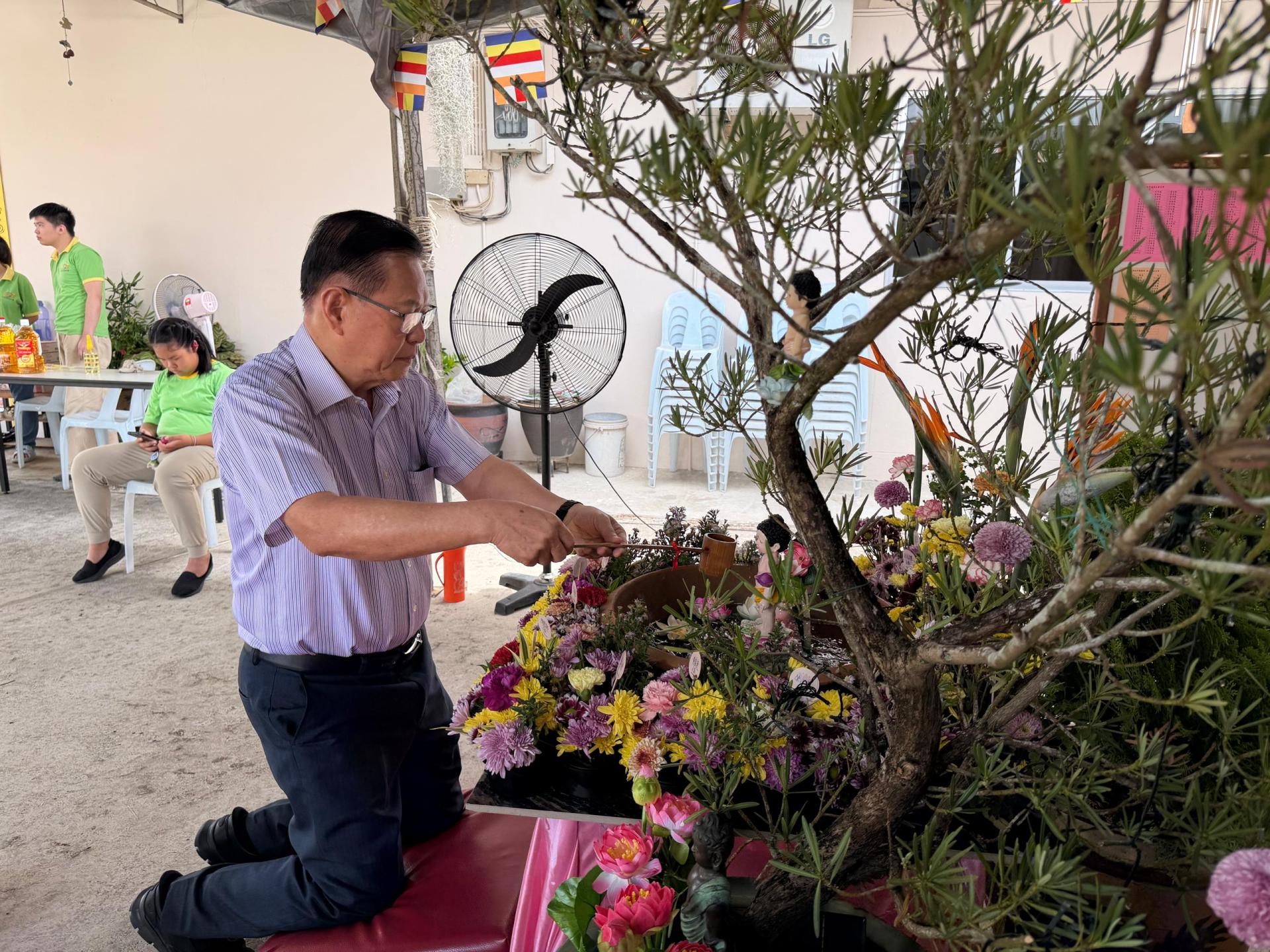 李景胜参与卫塞节沐佛仪式，虔诚礼佛。