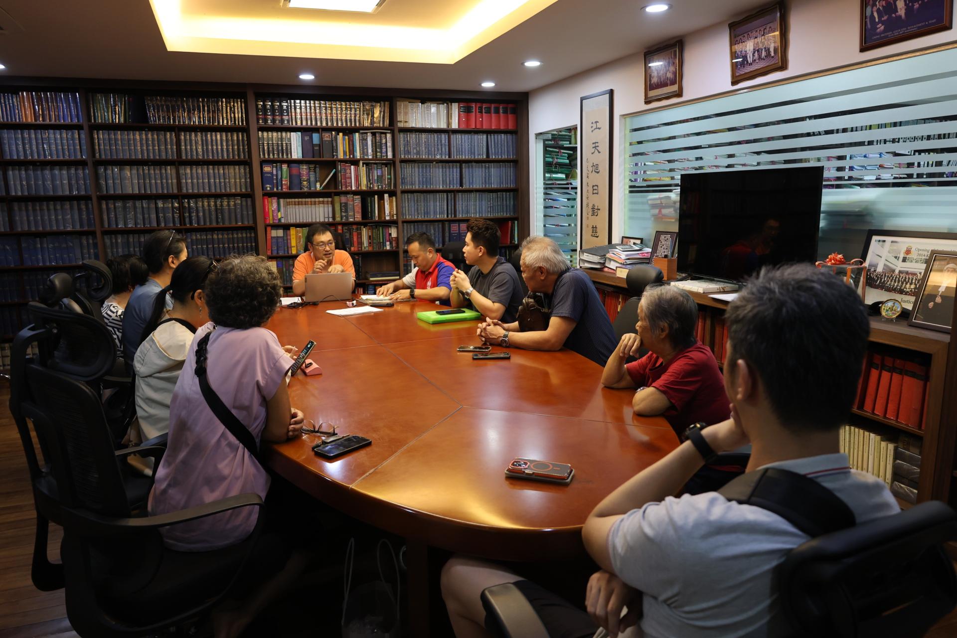 砂行动党主席兼国州议员张健仁日前在其律师事务所召集达闽路宗林园店屋区一批业主，聆听他们的心声和诉求，以了解整个申请与审批过程为何长期停滞不前。