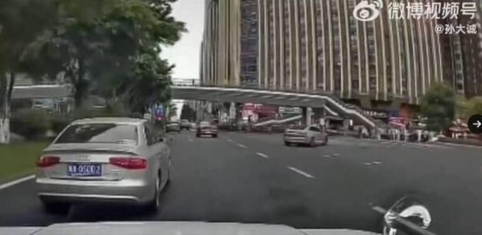 轿车突然冲撞正在过马路的行人，过程被后方车辆的行车纪录器拍下。（图：x.com/whyyoutouzhele）