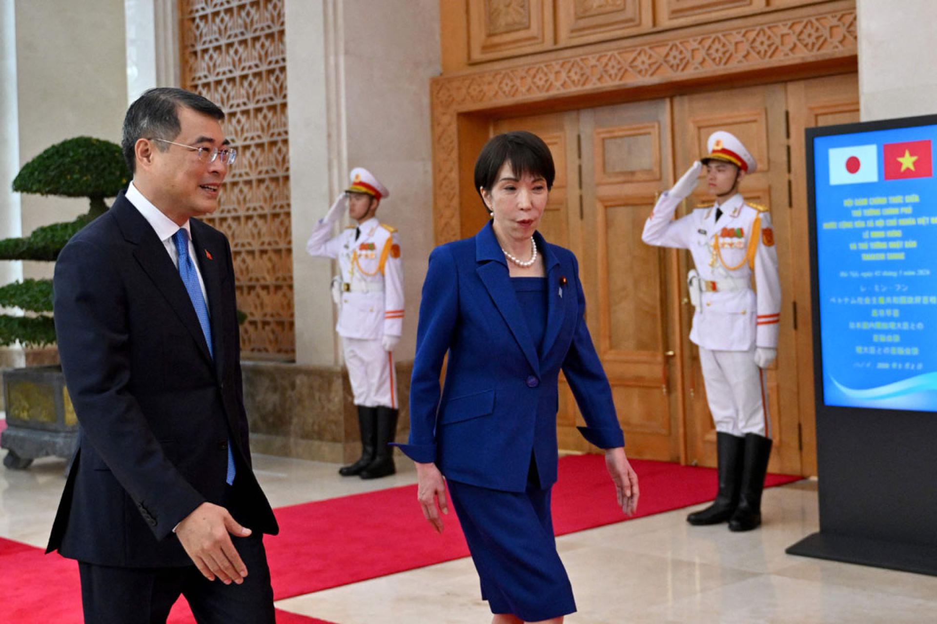 越南总理黎明雄和日本首相高市早苗抵达河内政府办公楼，出席欢迎仪式。