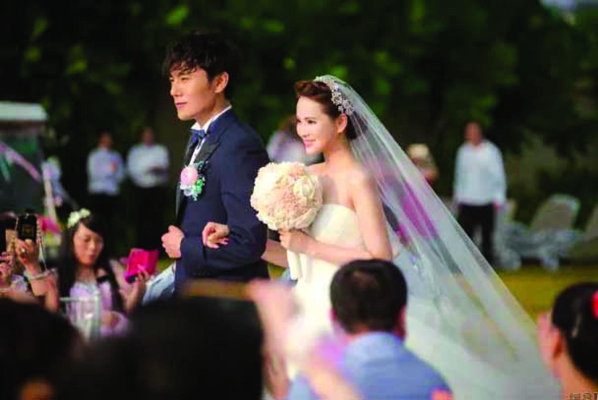 伊能静在11年前与秦昊连办3场婚宴。